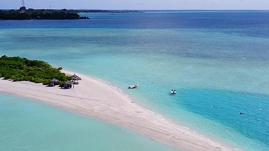 白沙背景蓝色环礁湖热带海滩之旅视频的预览图