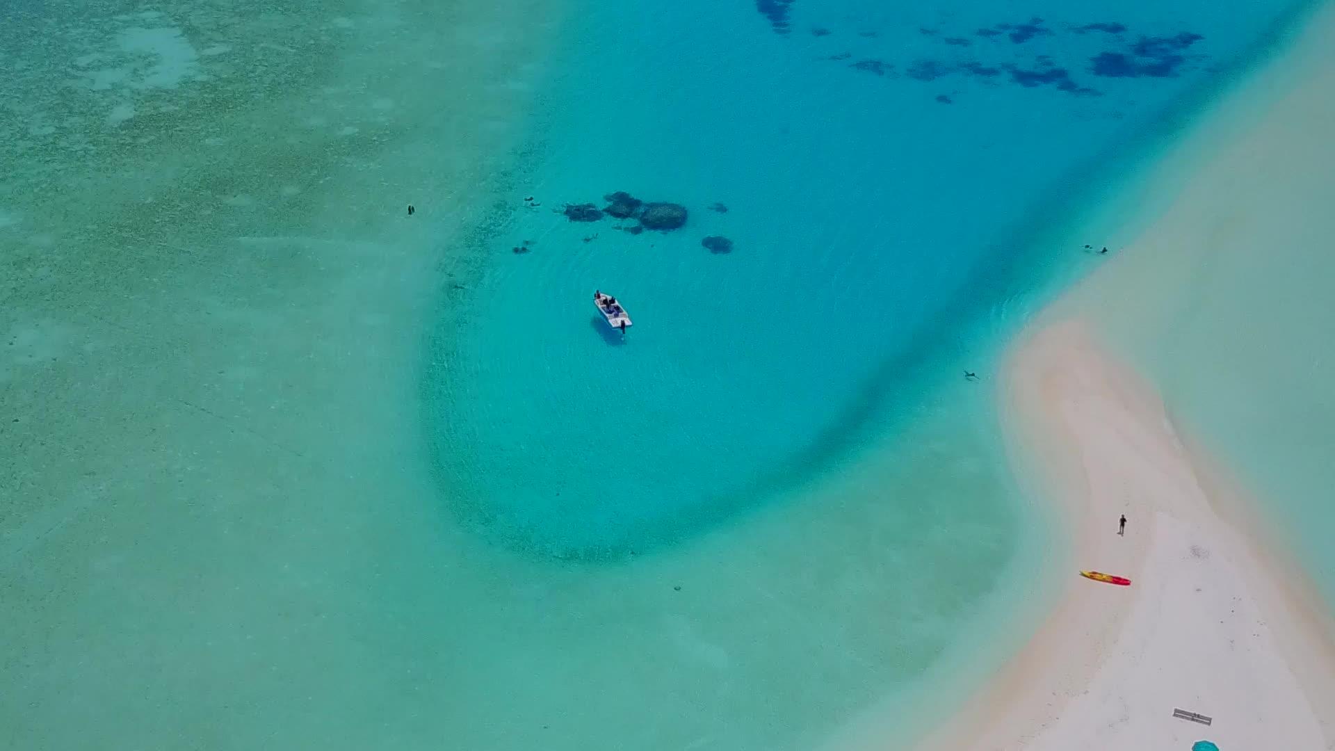完美的海岸海滩时间由白沙背景的绿色海绘制而成视频的预览图