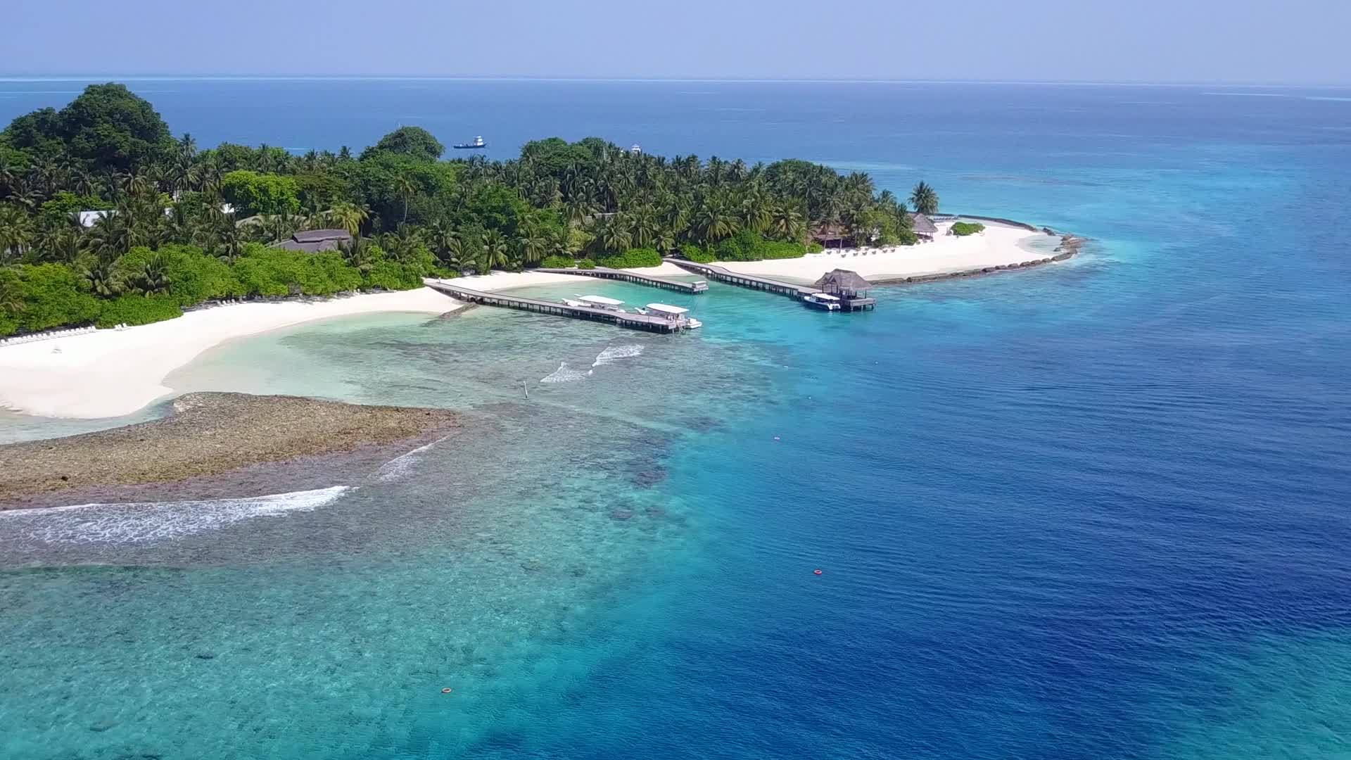 蓝色海平面以白沙为背景观看海上度假胜地海滩的生活方式视频的预览图