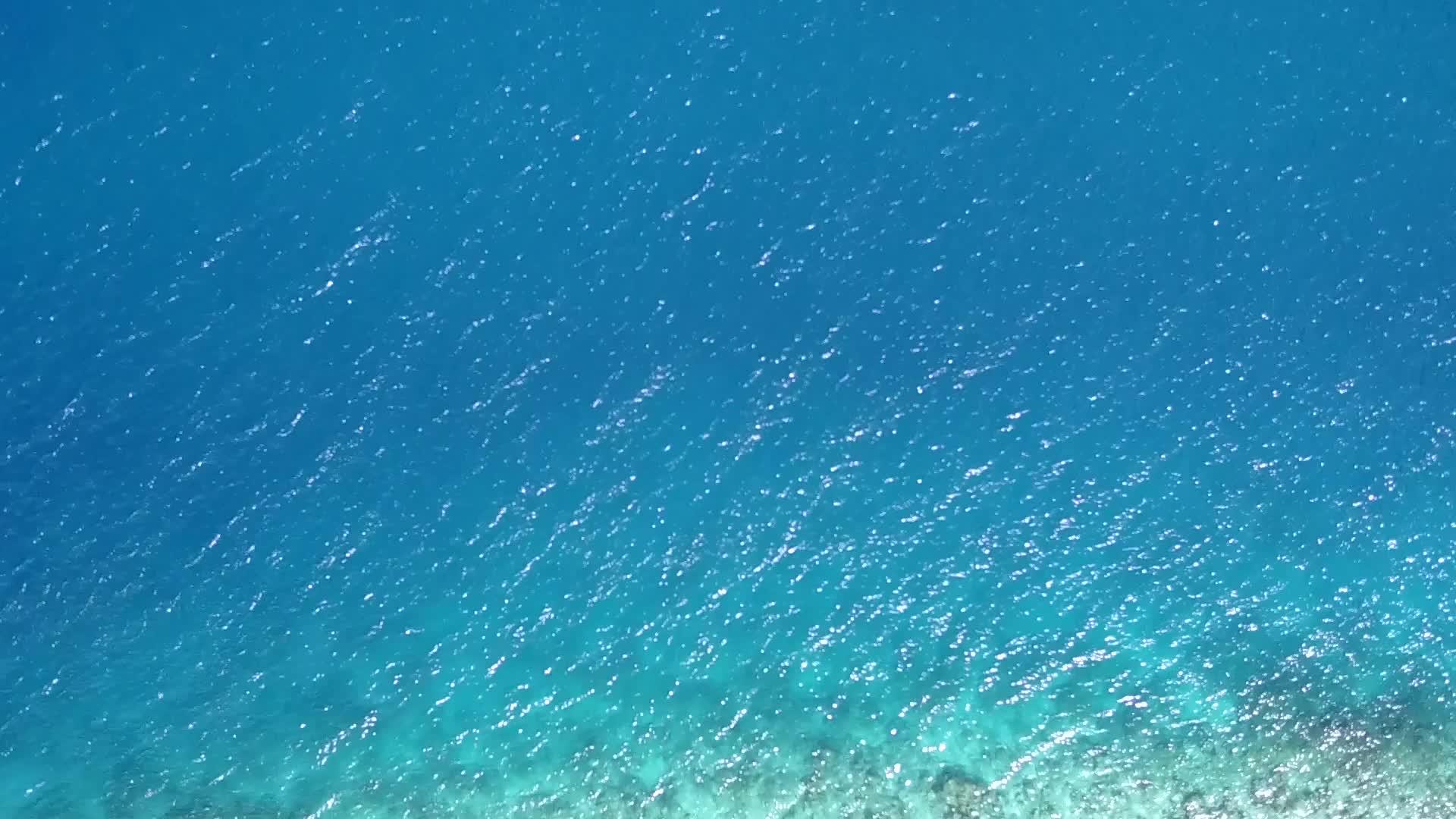 蓝水和清洁沙滩视频的预览图