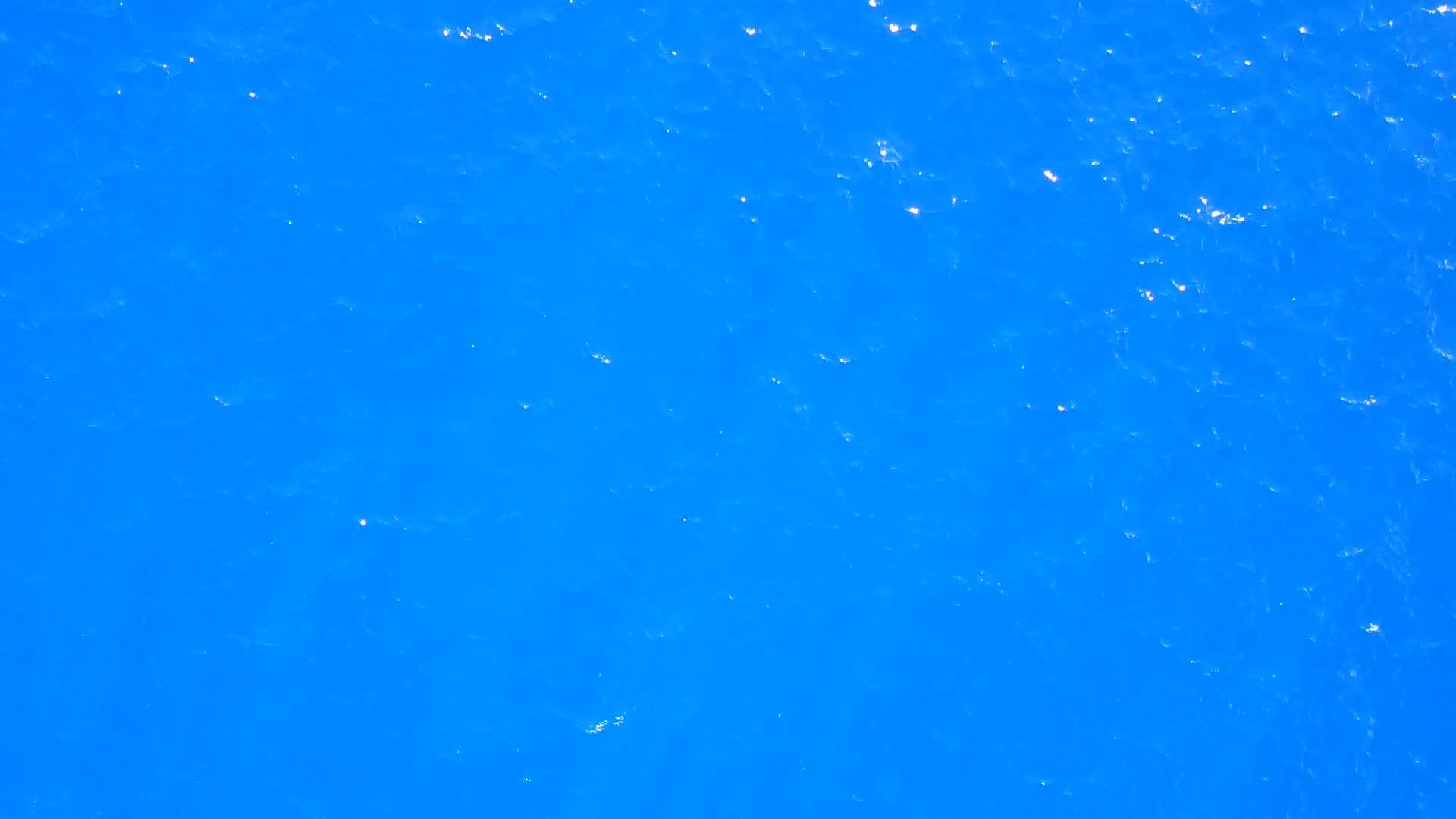 白沙背景浅海热带湾海滩之旅无人机景观视频的预览图