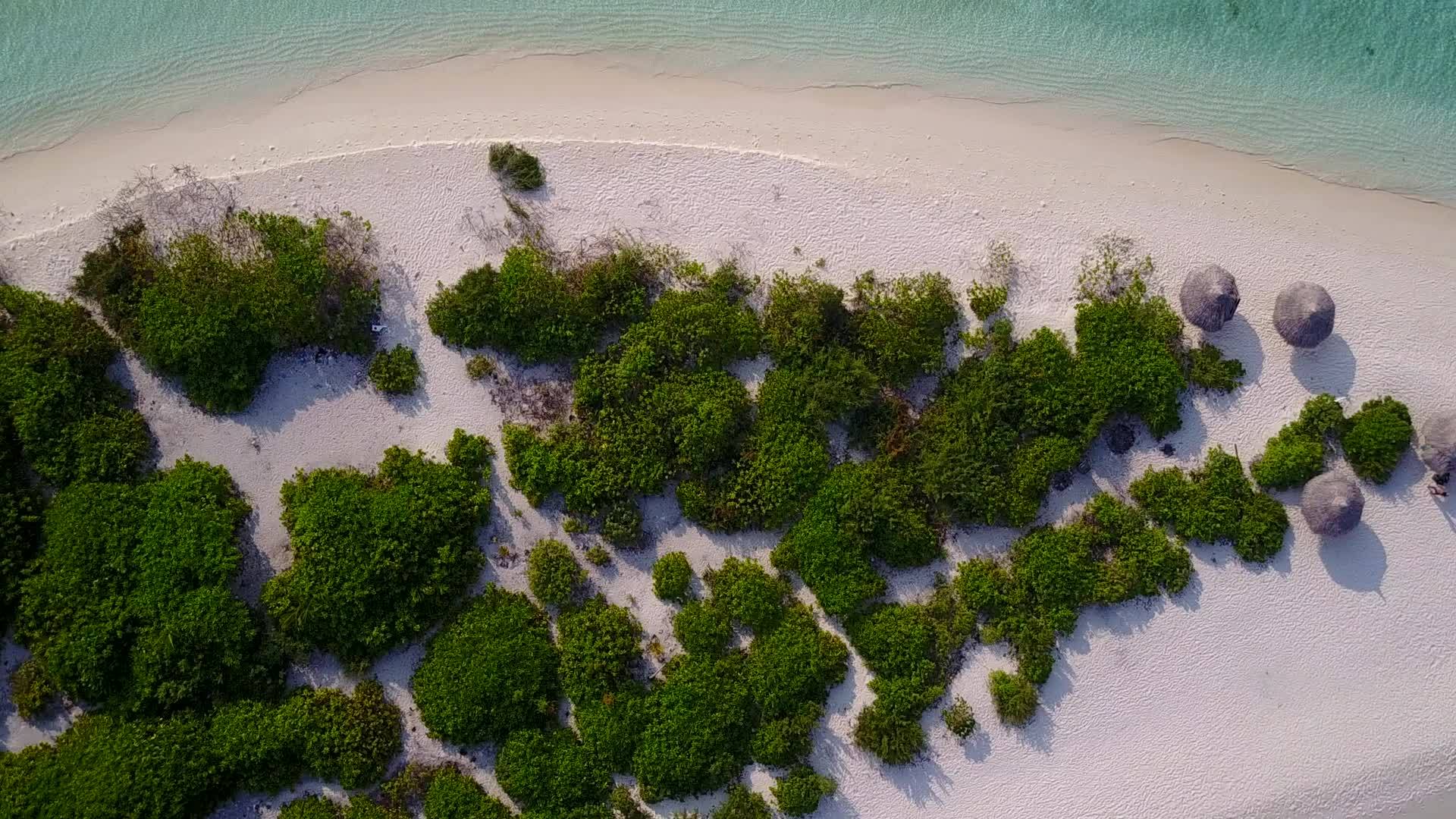 白沙背景透明海水泻湖海滩度假空中无人机旅行视频的预览图