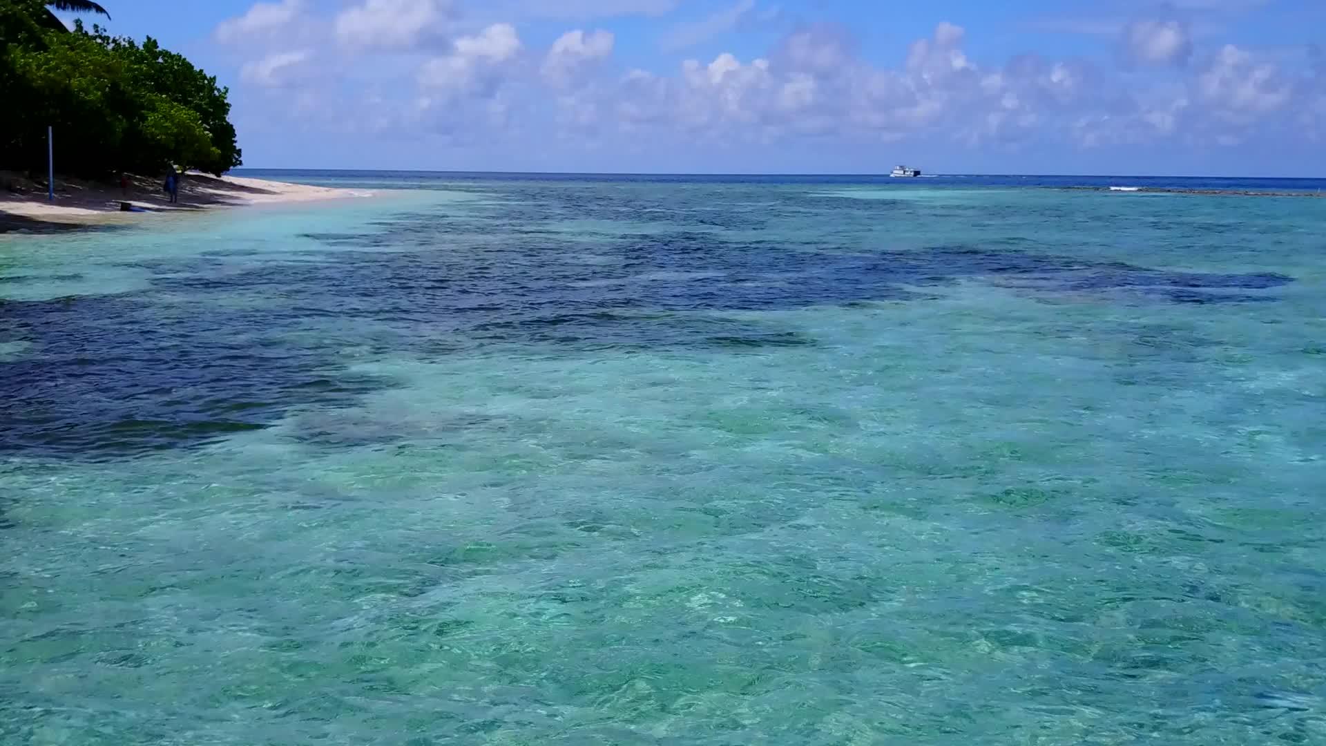 岛屿海滩时间由白沙底部的绿水组成视频的预览图