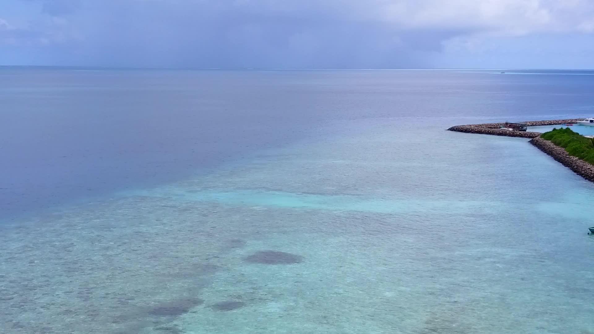 海洋海岸线海滩上的空中无人机海景是干净的沙子蓝水背景视频的预览图