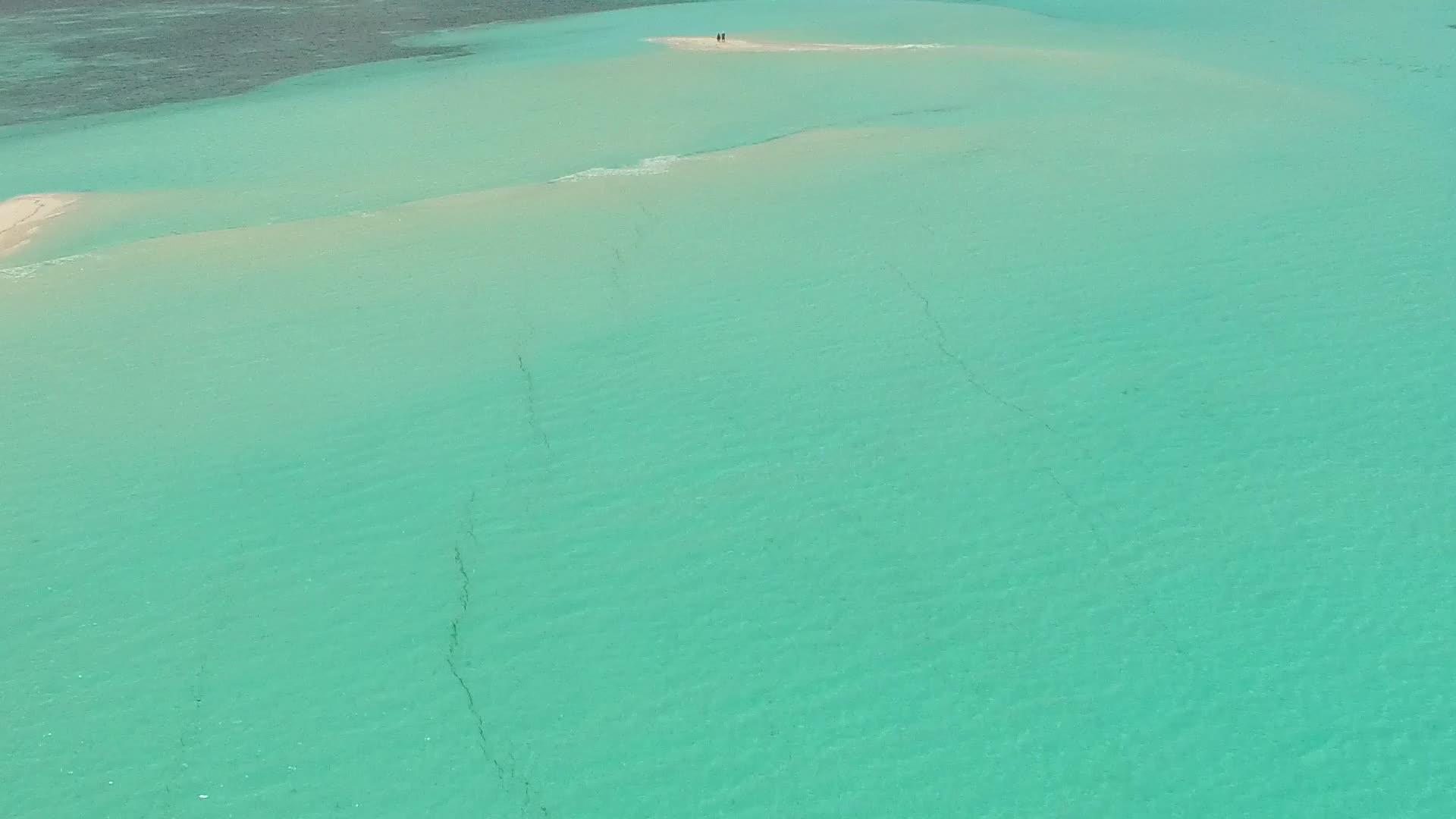 蓝色水和白色沙滩背景下的蓝色水被用作无人驾驶海滩视频的预览图
