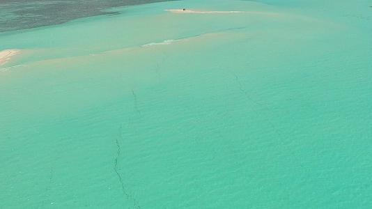 蓝色水和白色沙滩背景下的蓝色水被用作无人驾驶海滩视频的预览图