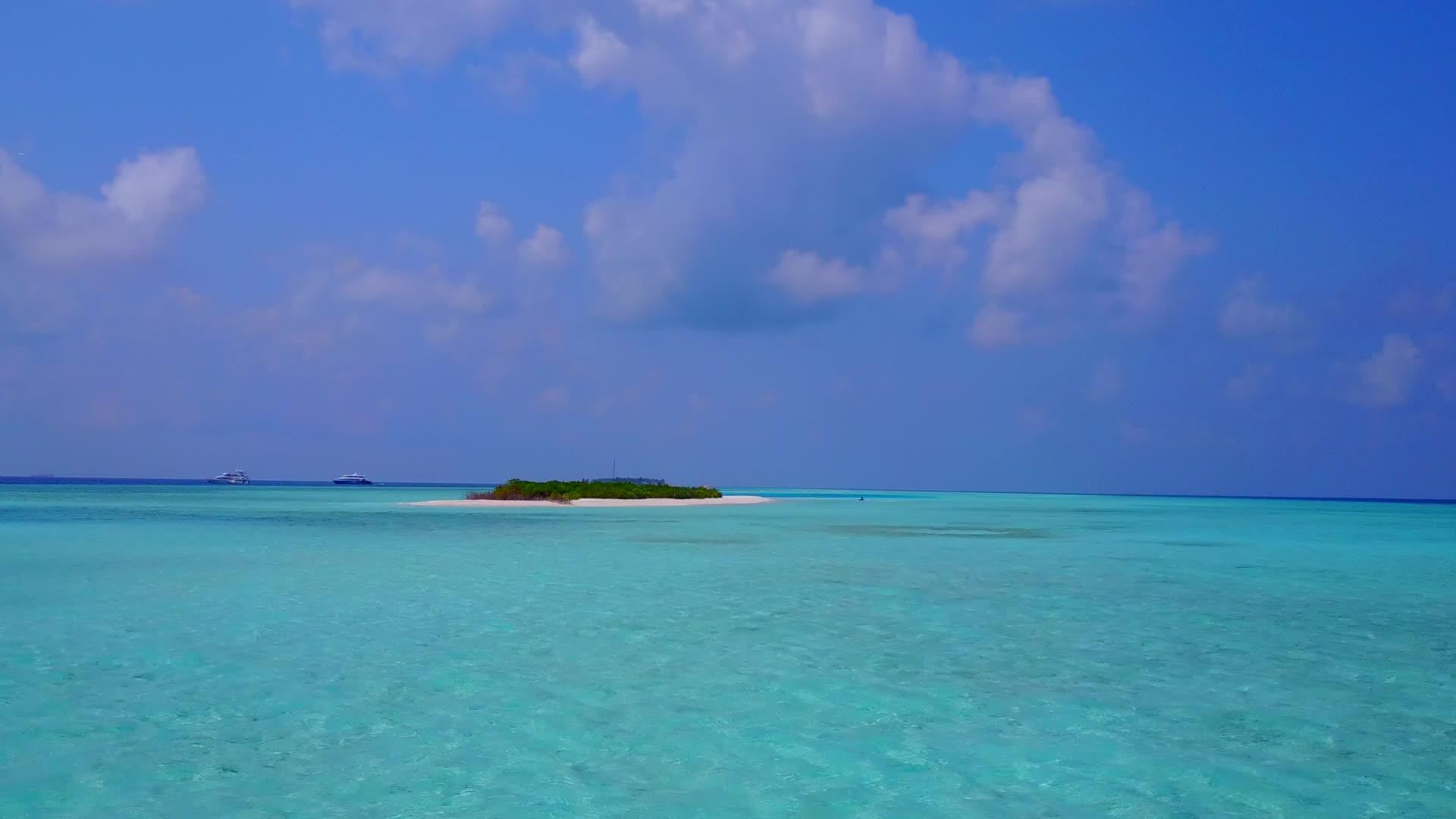 海蓝水以白沙为背景环礁湖海滩时空无人驾驶视频的预览图