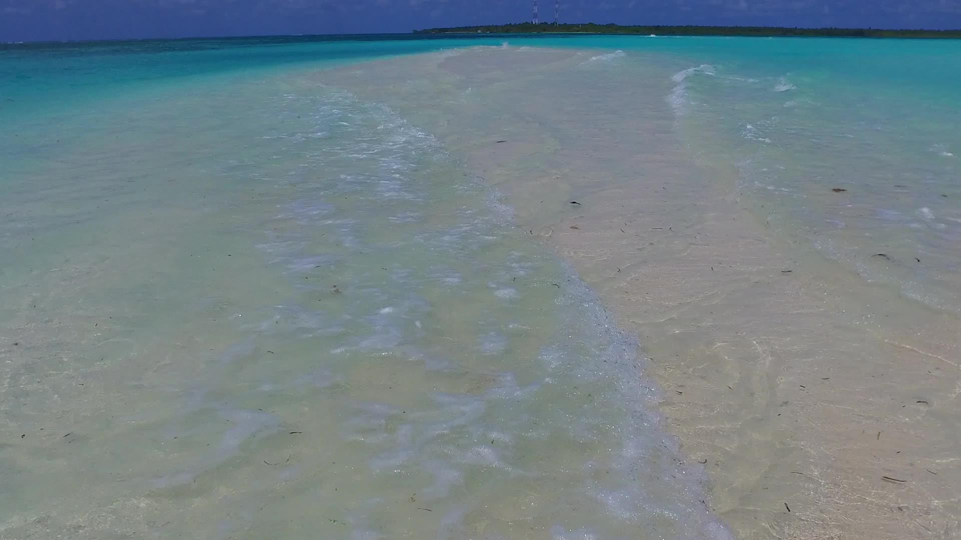 海岸海滩冒险无人机在绿松石水和亮沙的背景下观察天空视频的预览图