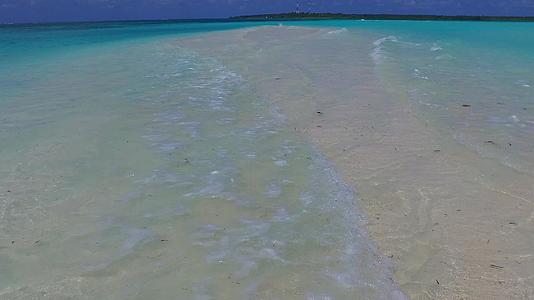 海岸海滩冒险无人机在绿松石水和亮沙的背景下观察天空视频的预览图