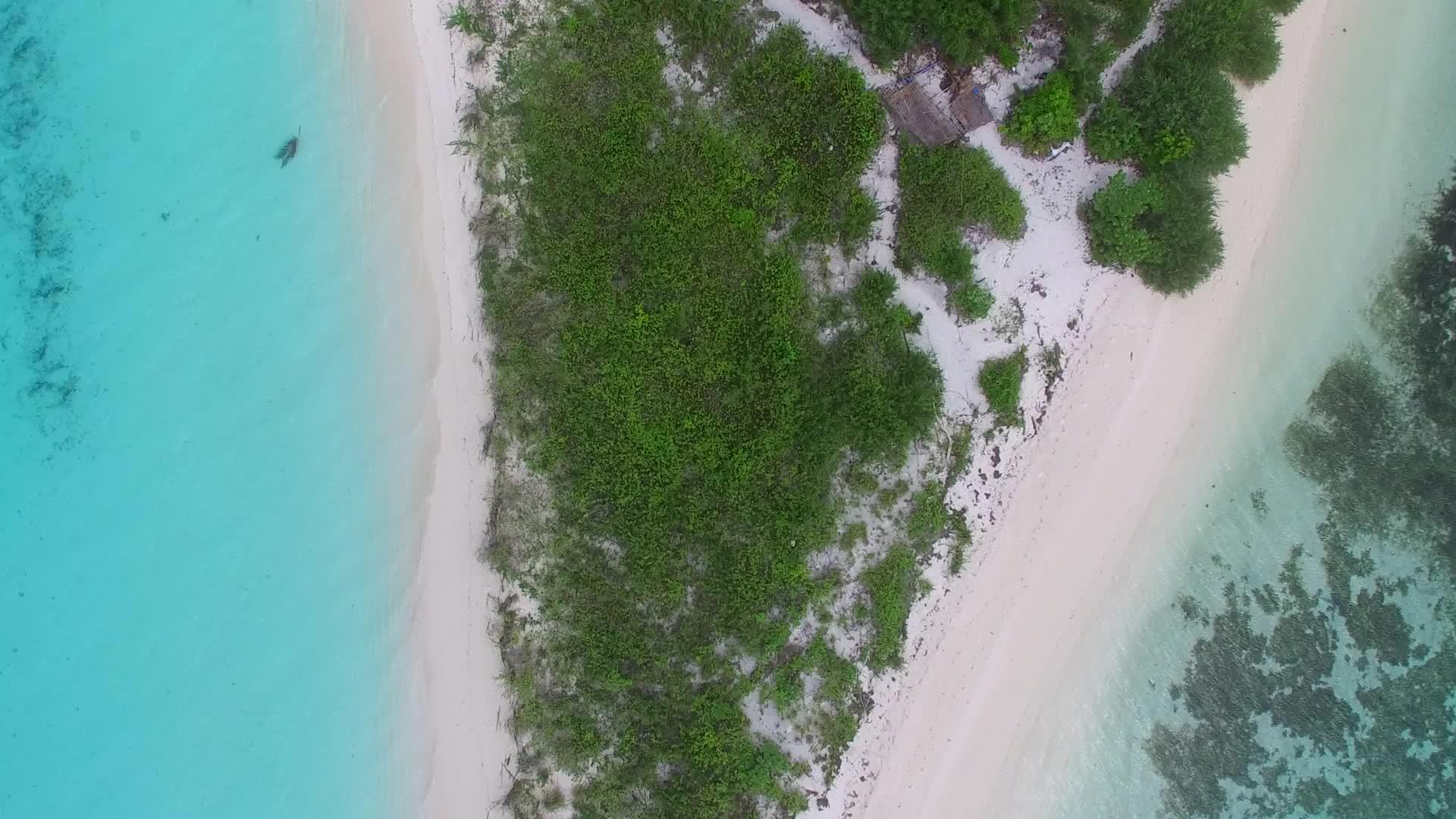 完美的海岸空中天空以透明的水和白色的海滩为背景视频的预览图