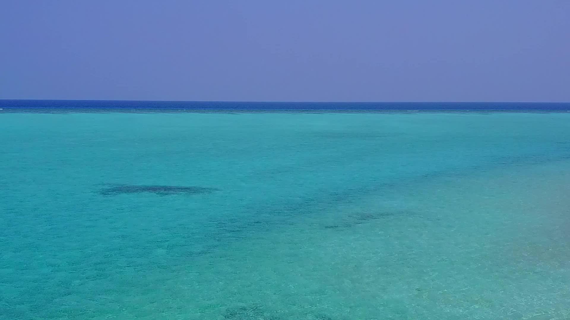 以浅环礁湖和白色沙滩为背景依次放松沿海海滩休息的自然景观视频的预览图