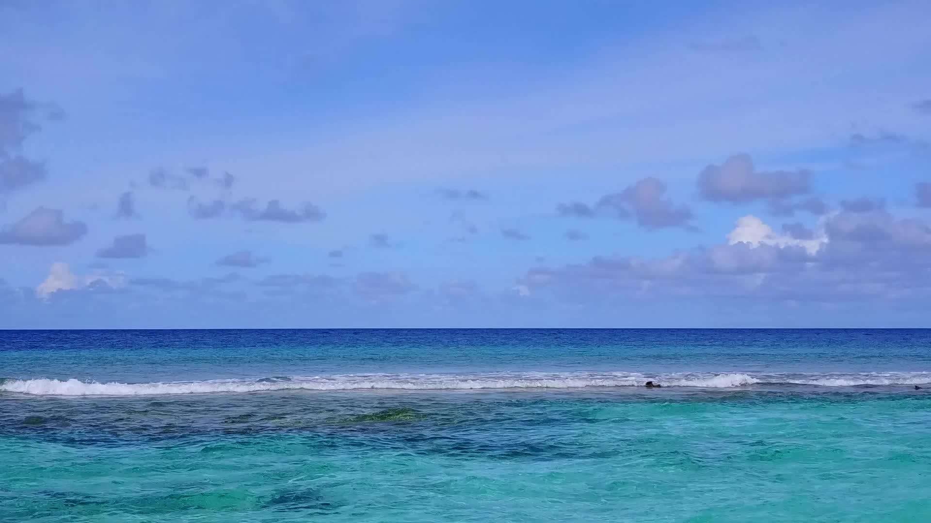 蓝海和海洋度假胜地海滩度假空间无人驾驶视频的预览图