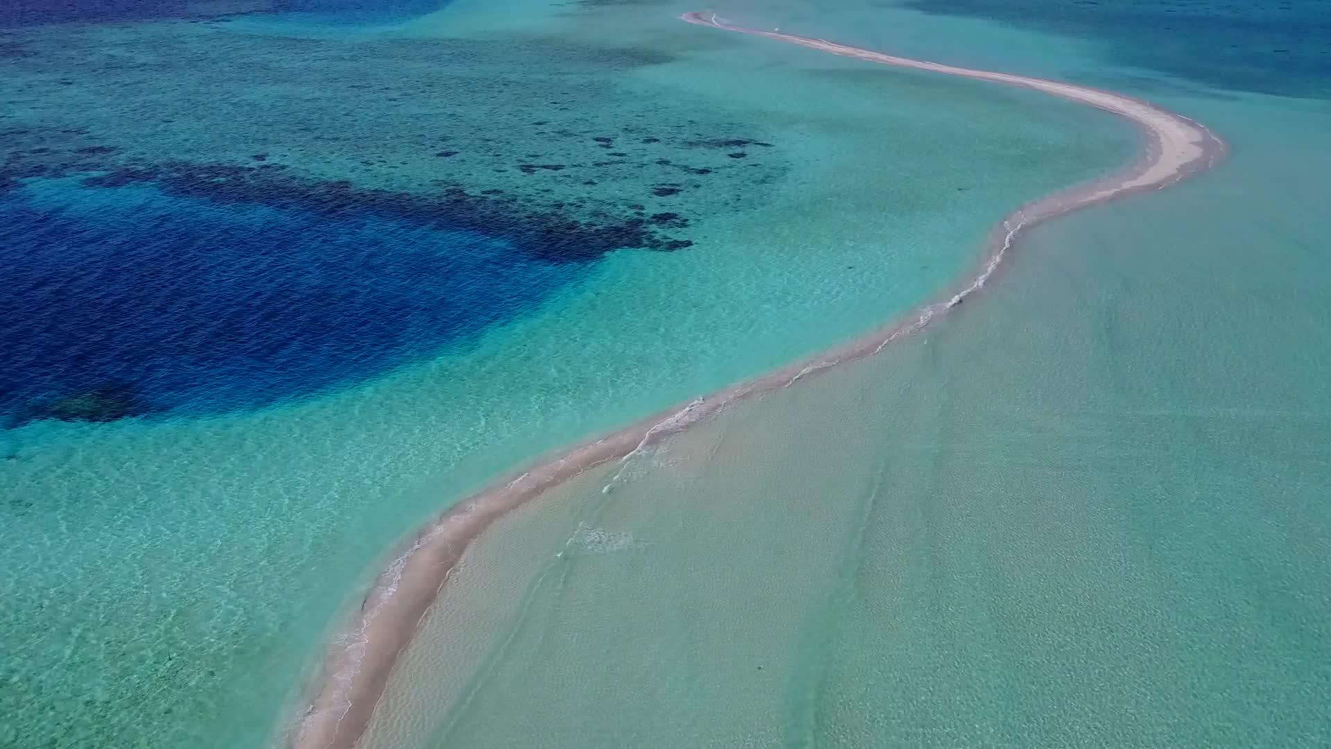 浅海和白沙背景下的豪华海景海滩之旅视频的预览图