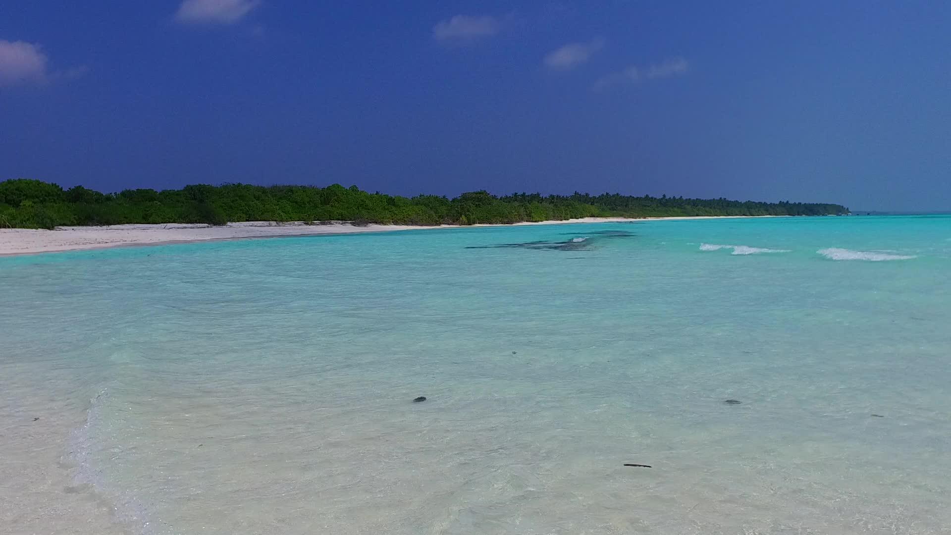 通过白沙底浅海的清海放松海滩的生活方式视频的预览图