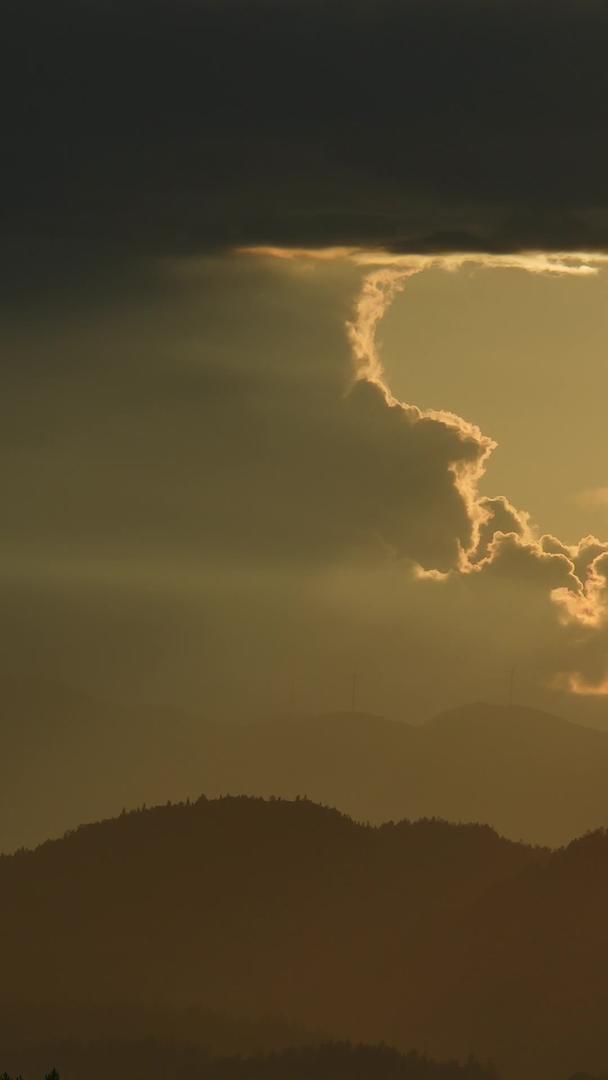 延迟摄影山顶夕阳夕阳天空阳光下流动的云自然气候素材视频的预览图
