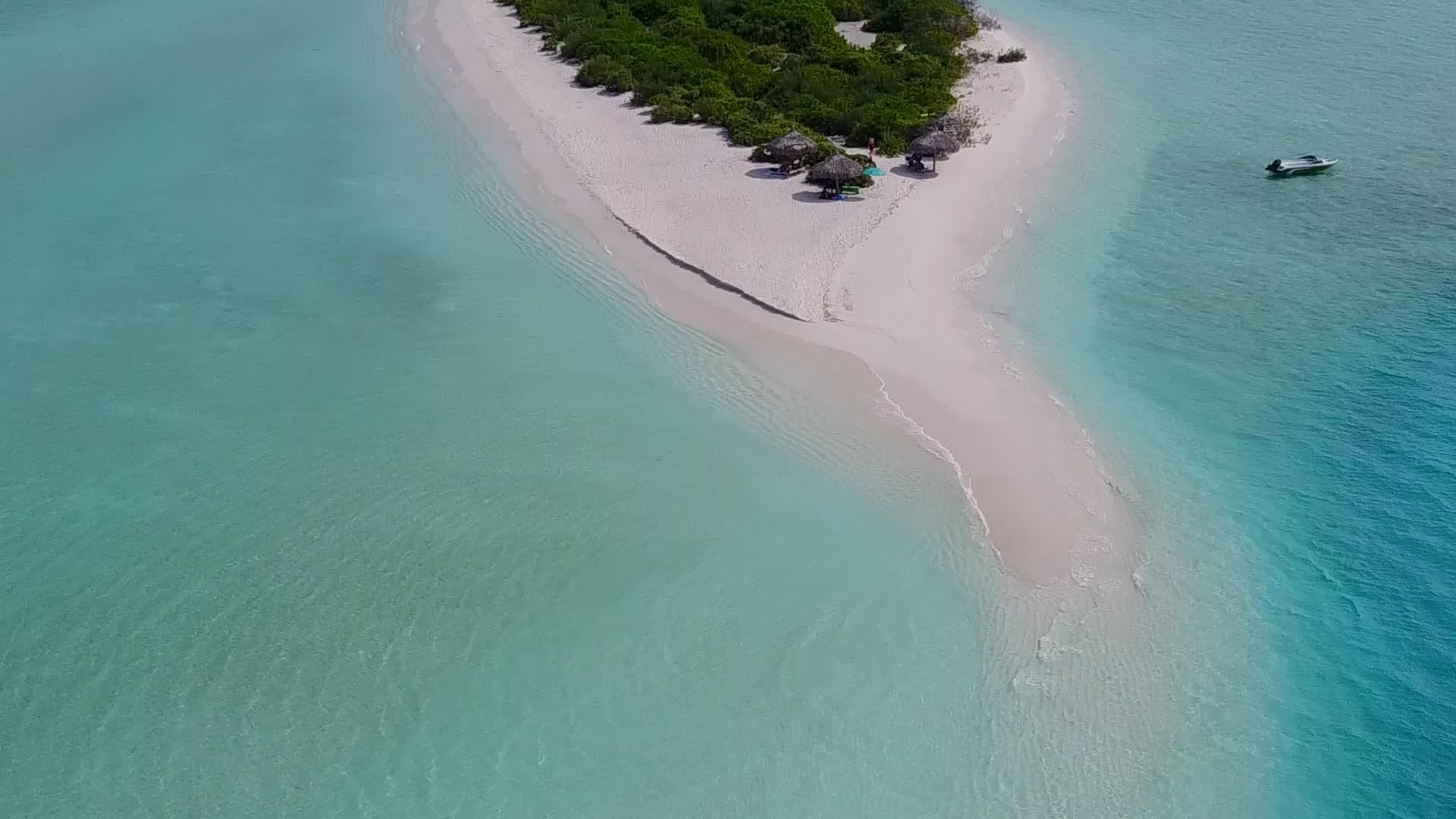 美丽的度假胜地美丽的度假胜地和白色沙滩为背景视频的预览图