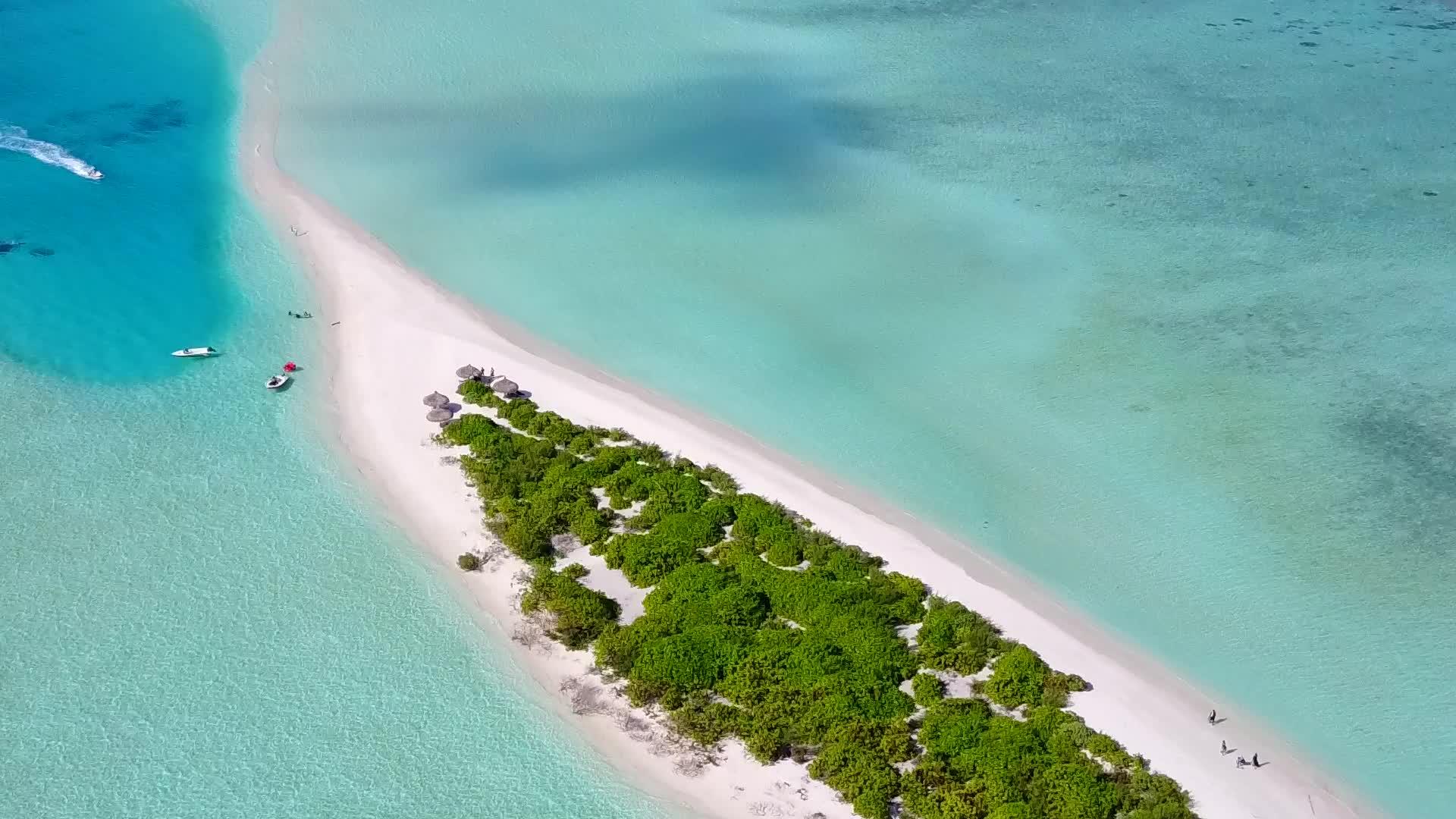 热带岛屿海滩以蓝水和白沙为背景冒险无人驾驶飞机视频的预览图