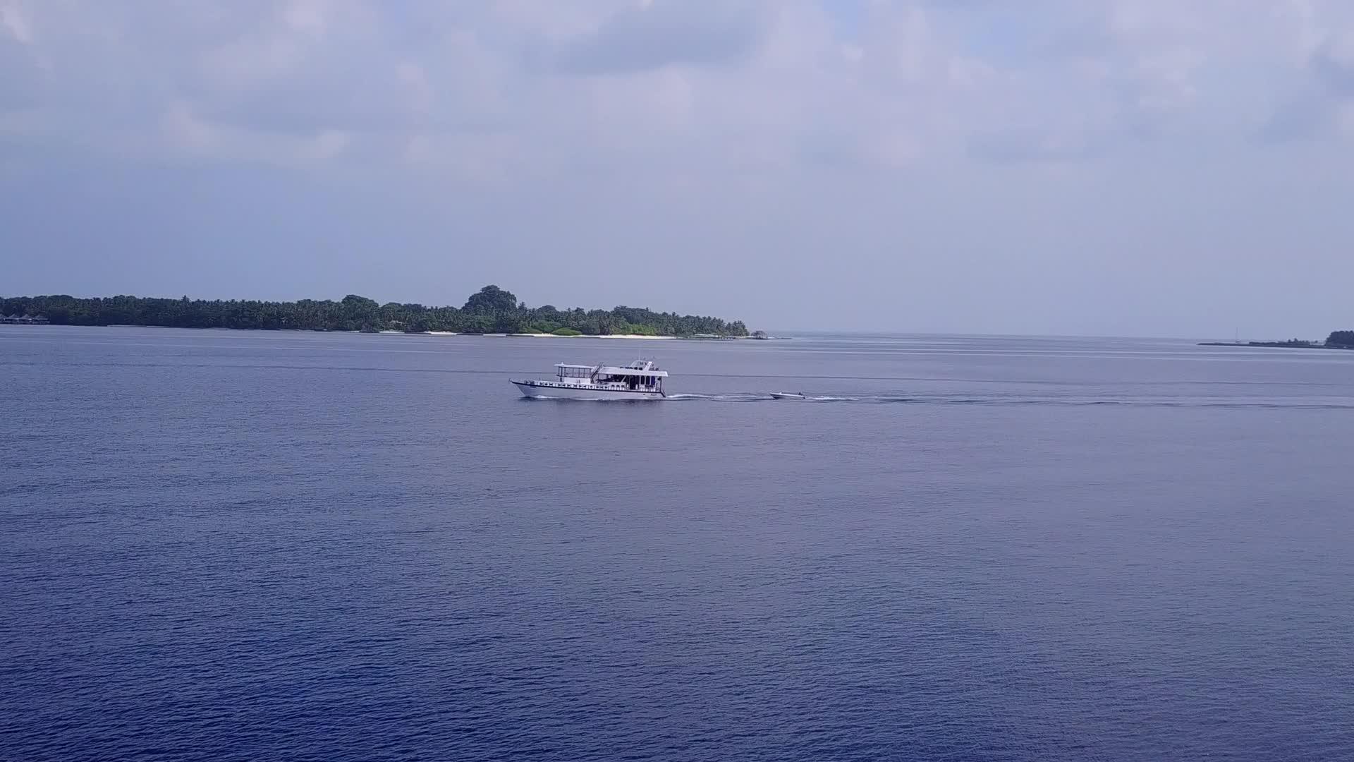 热带海滩背景的浅环礁湖和白色沙滩视频的预览图
