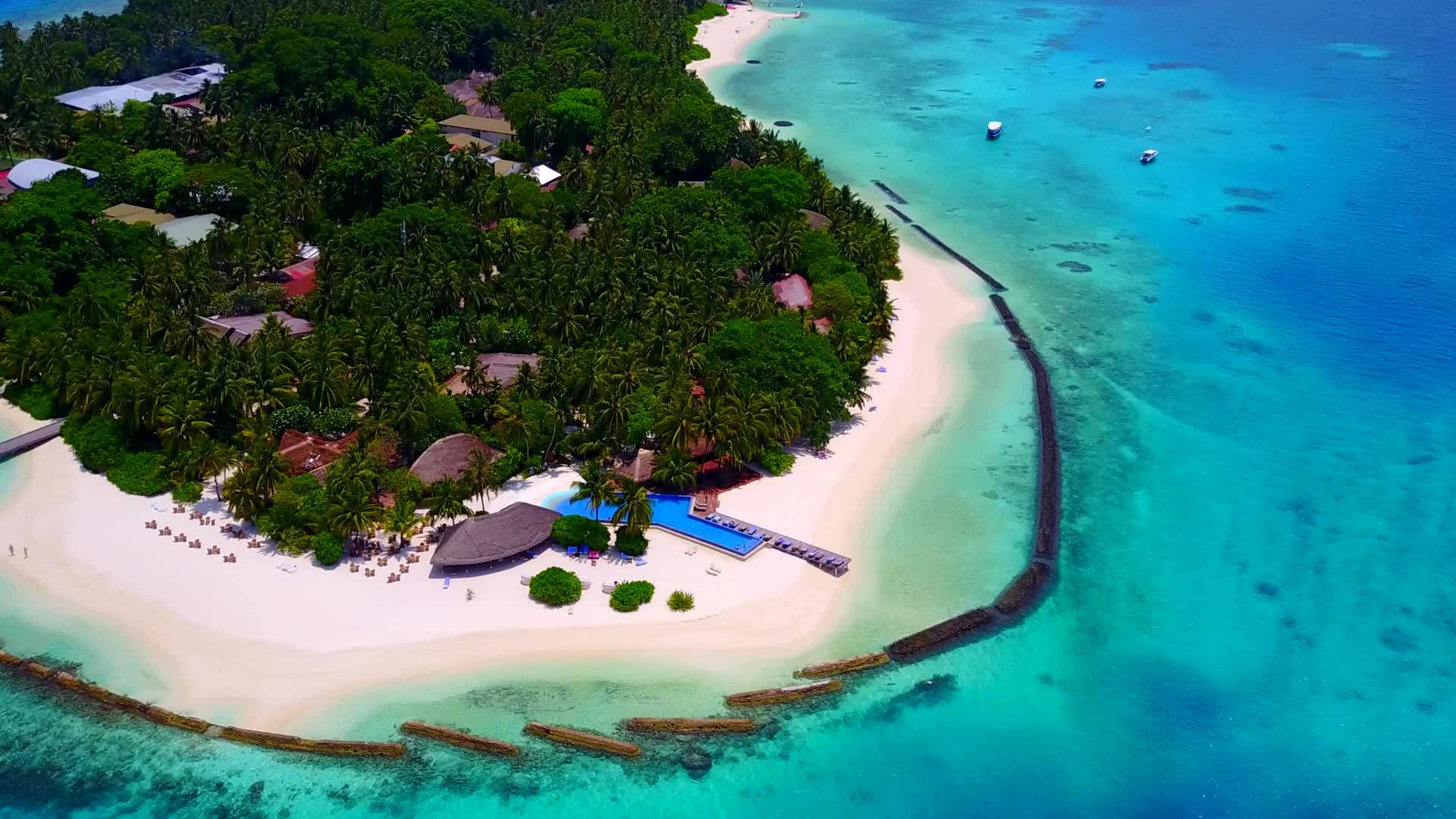 美丽的岛屿海滩探险以蓝水和白沙为背景无人驾驶飞机视频的预览图