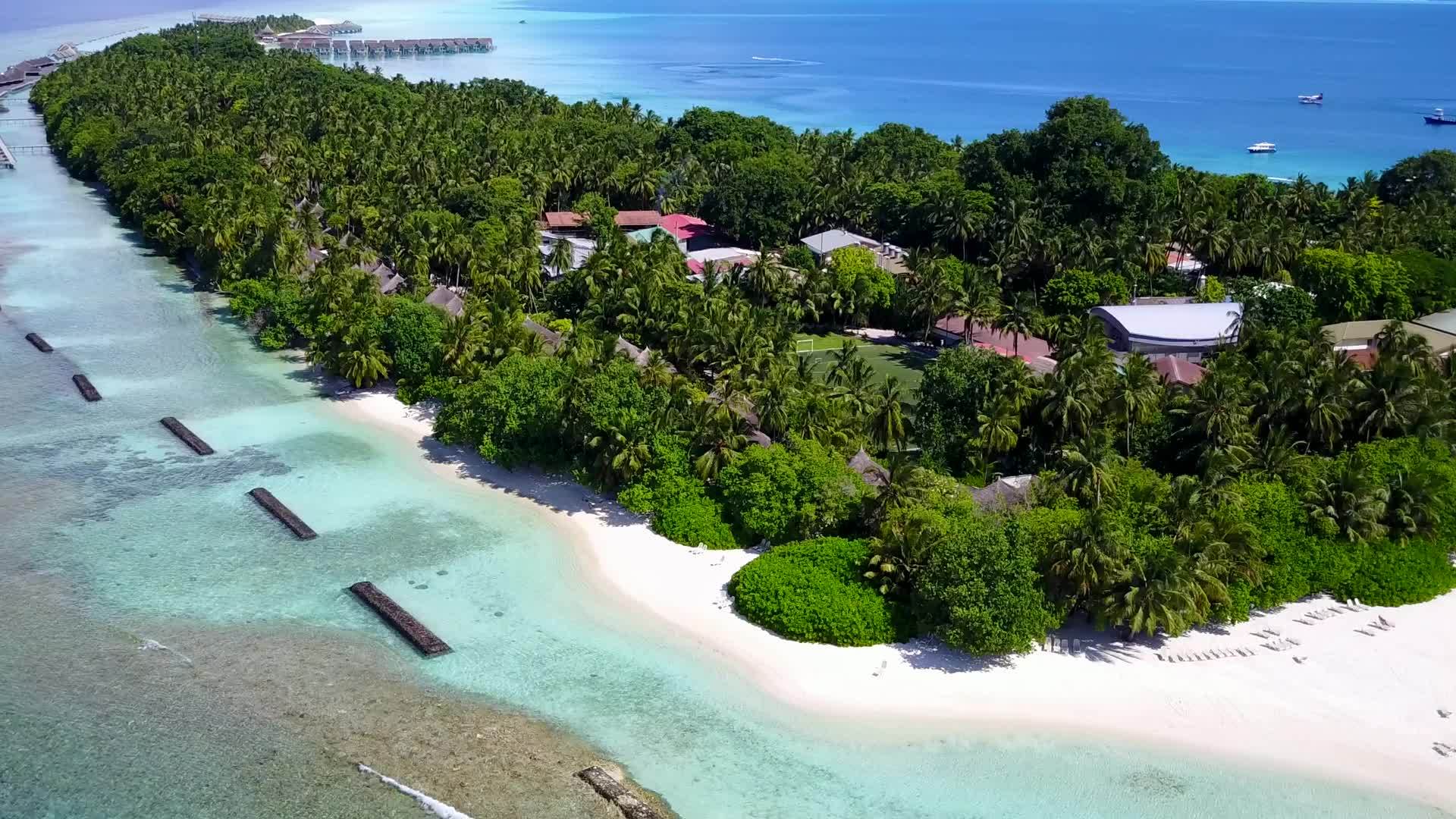 热带环礁湖海滩探险海风蓝海和白沙背景无人驾驶飞行视频的预览图