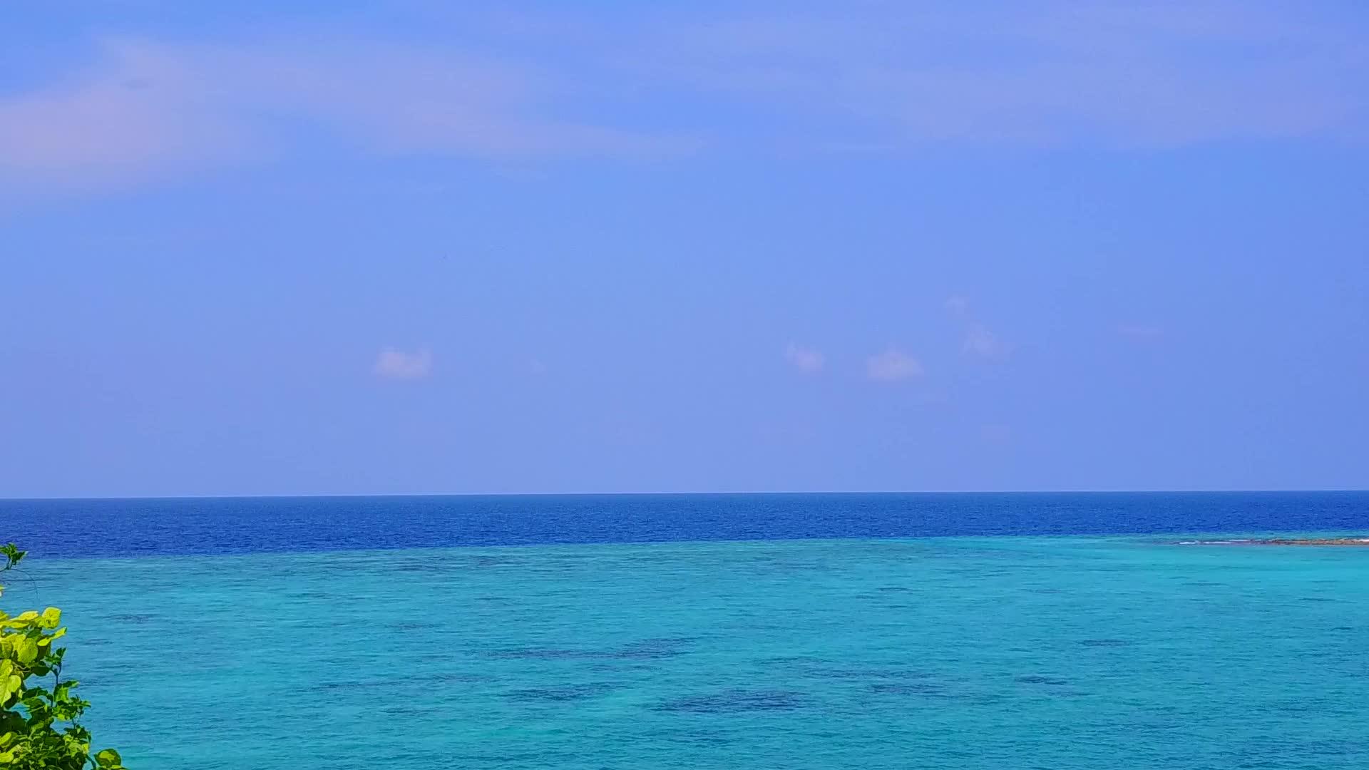 在清澈的蓝色水和清洁的海滩背景下探索安静的岛屿海滩视频的预览图