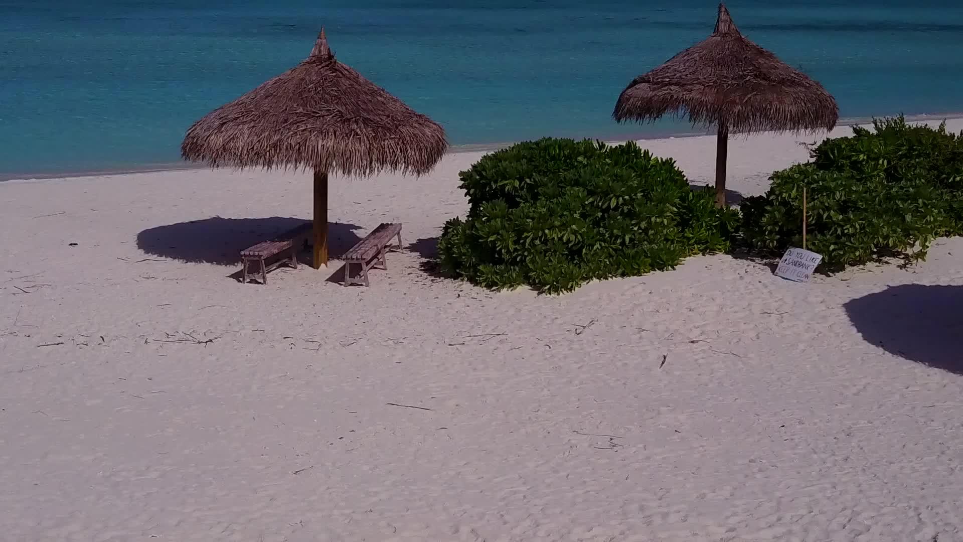 热带海岸海滩海滨风景以蓝水和白色沙尘为背景视频的预览图