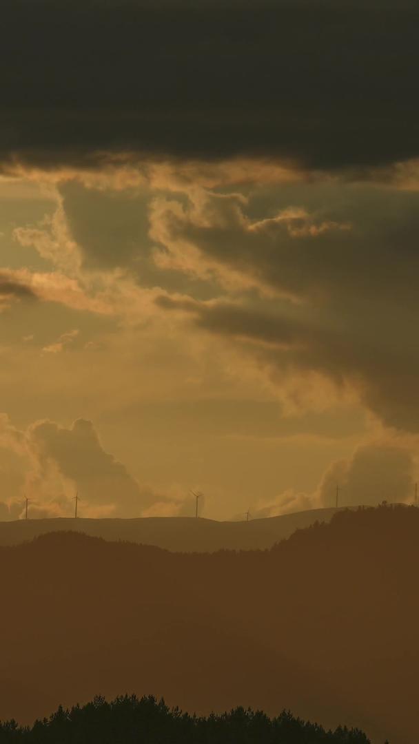 延迟摄影山顶夕阳夕阳天空阳光下流动的云自然气候素材视频的预览图