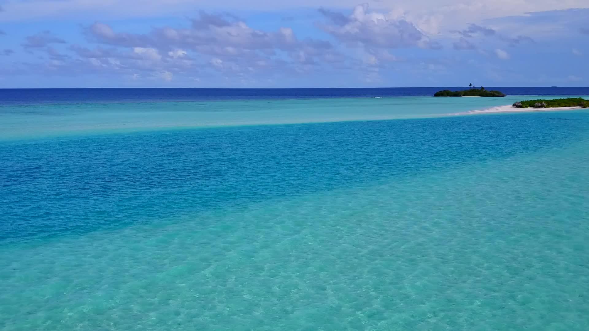 豪华旅游海滩野生动物由白沙背景的绿松石环礁湖绘制而成视频的预览图