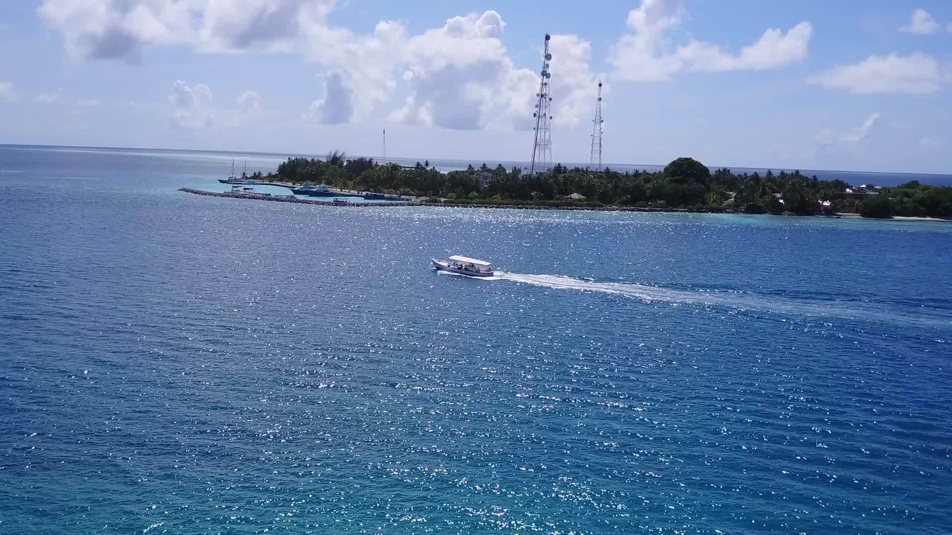 蓝水和白色沙底背景的蓝水放松度假胜地海滩时间无人驾驶视频的预览图