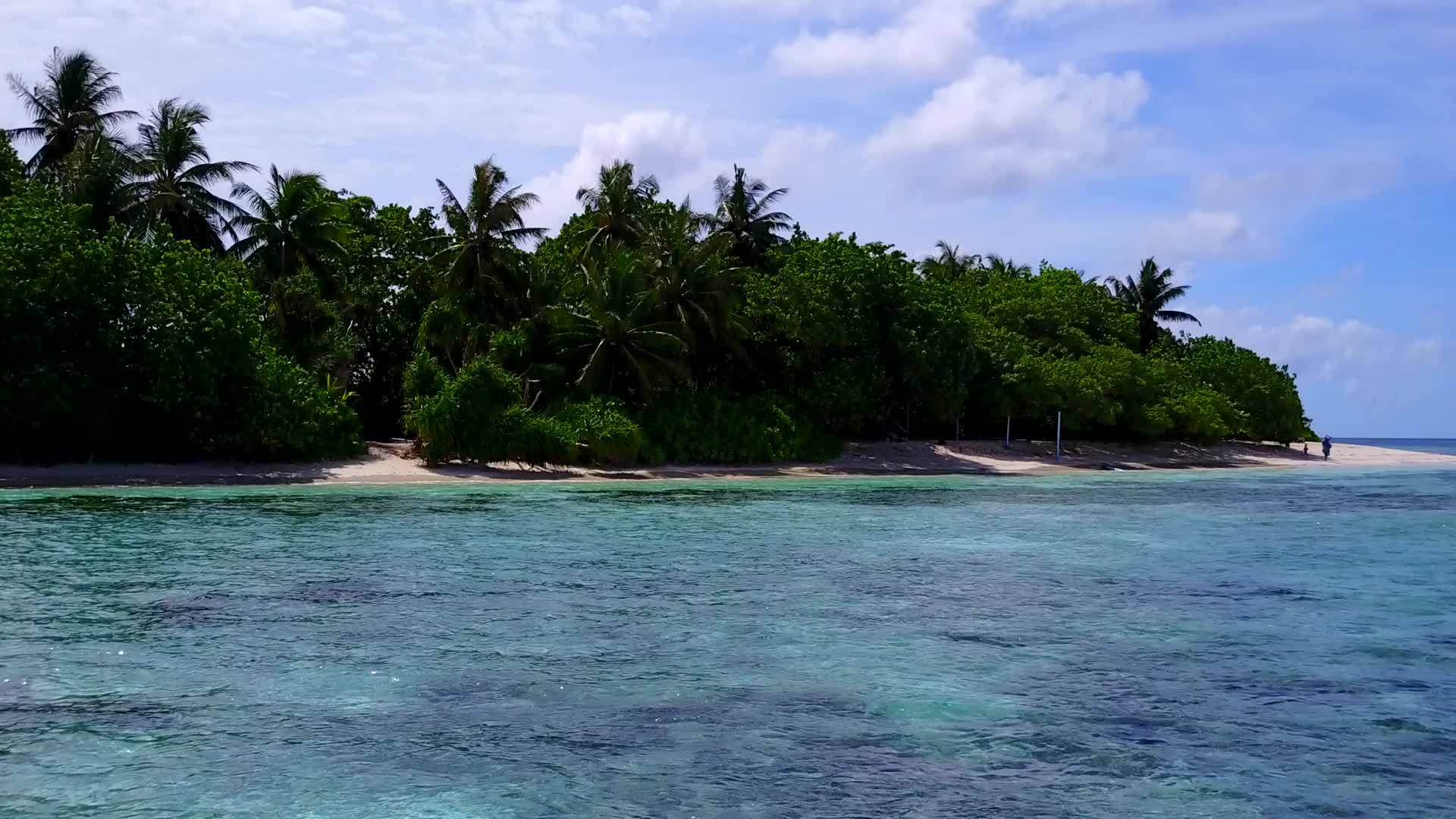 蓝绿色泻湖和白色沙滩背景的热带海滩视频的预览图