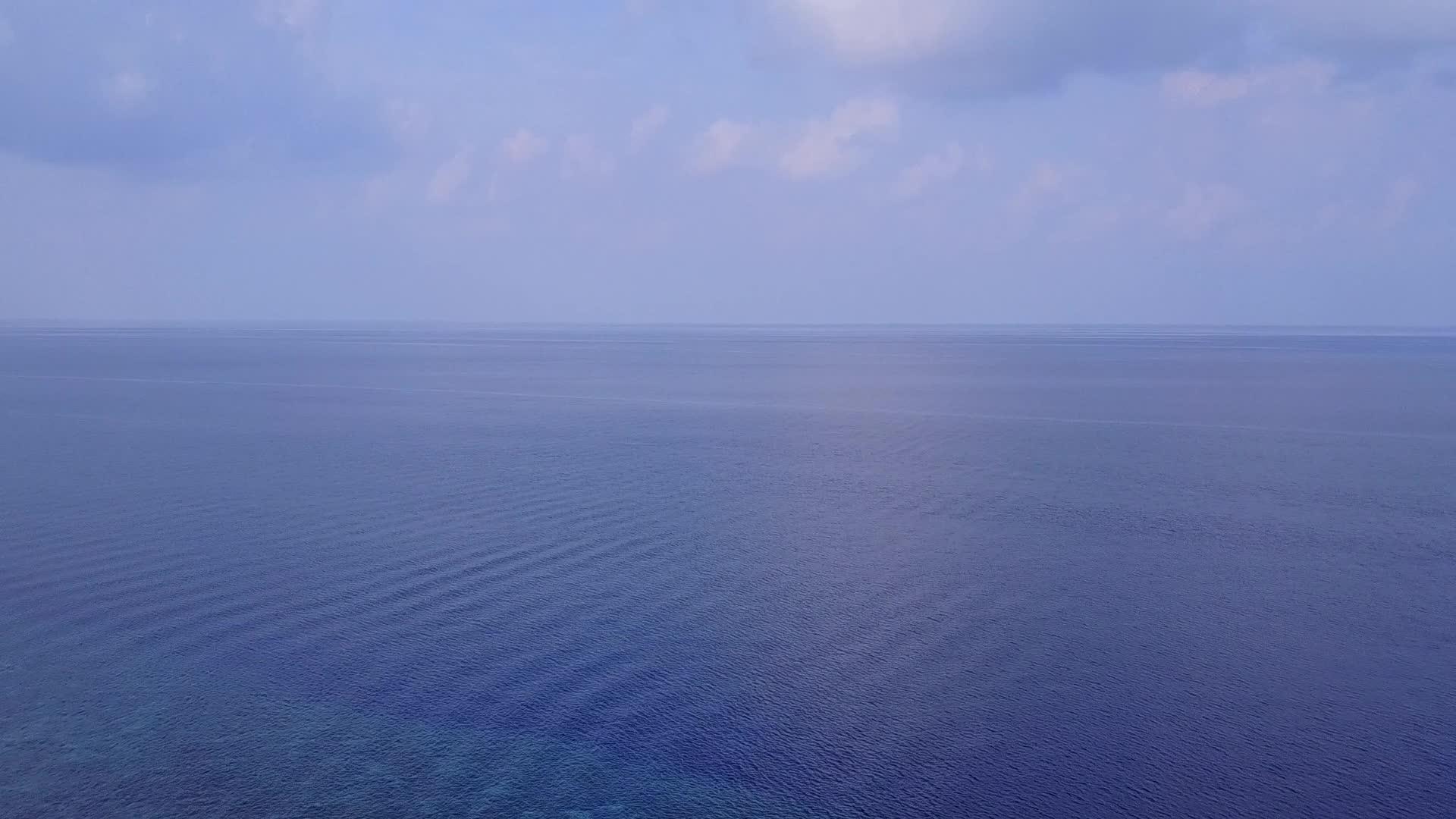 以蓝水和白沙为背景的海湾海滩假日空中无人驾驶视频的预览图