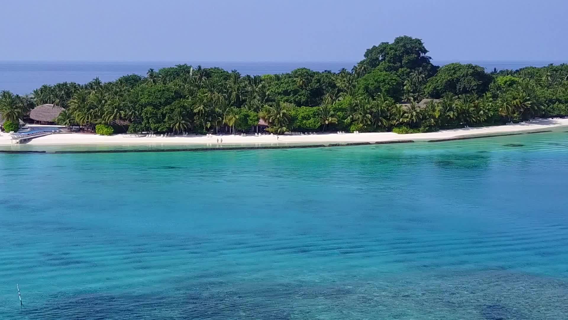 白沙背景蓝绿色泻湖美丽泻湖海滩冒险无人机空中景观视频的预览图