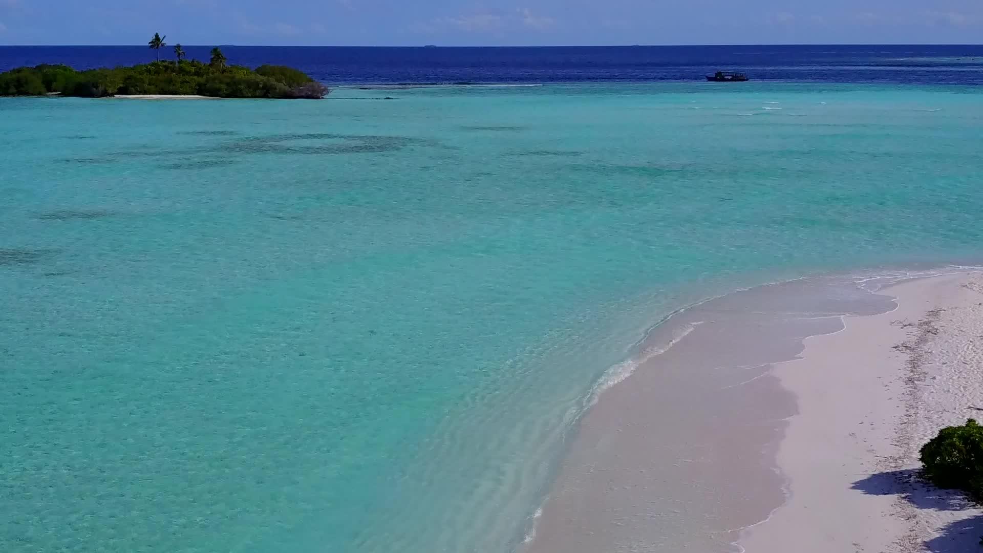 观察环礁湖和白色沙滩的清晰背景视频的预览图