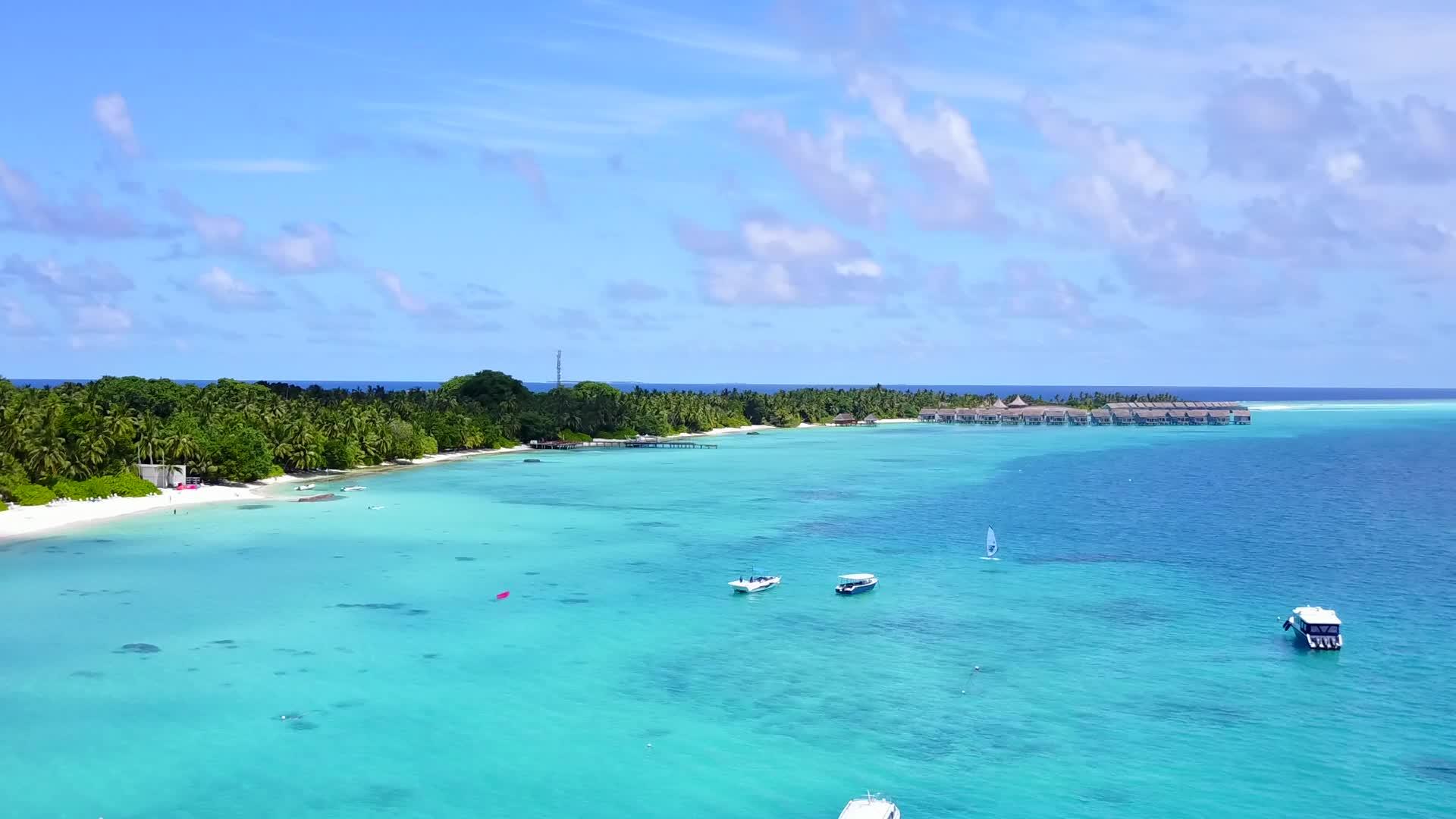 清海和白色海滩的背景视频的预览图