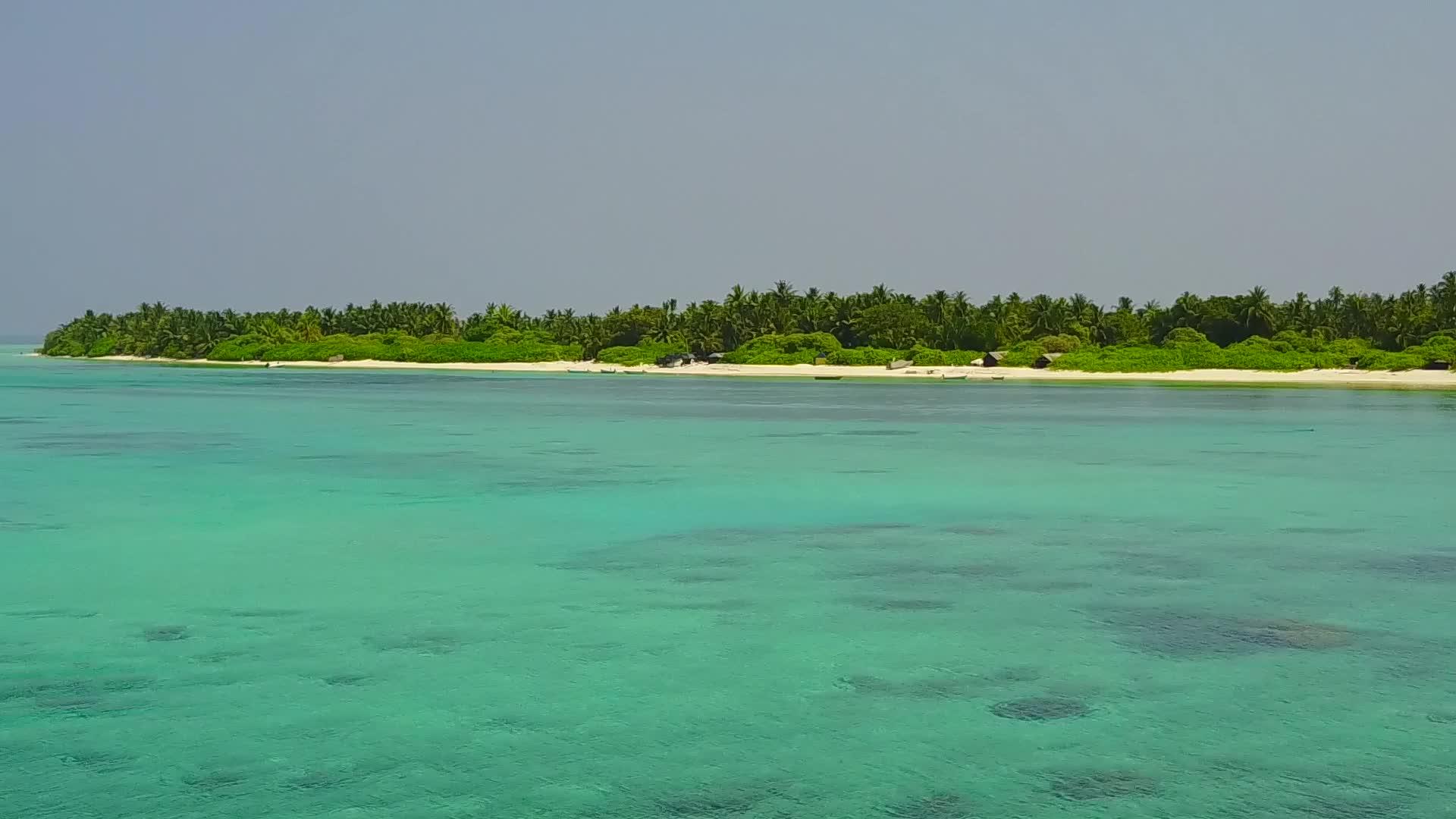 天堂海滩海滩之旅以清海和白色沙尘为目的在空中视频的预览图