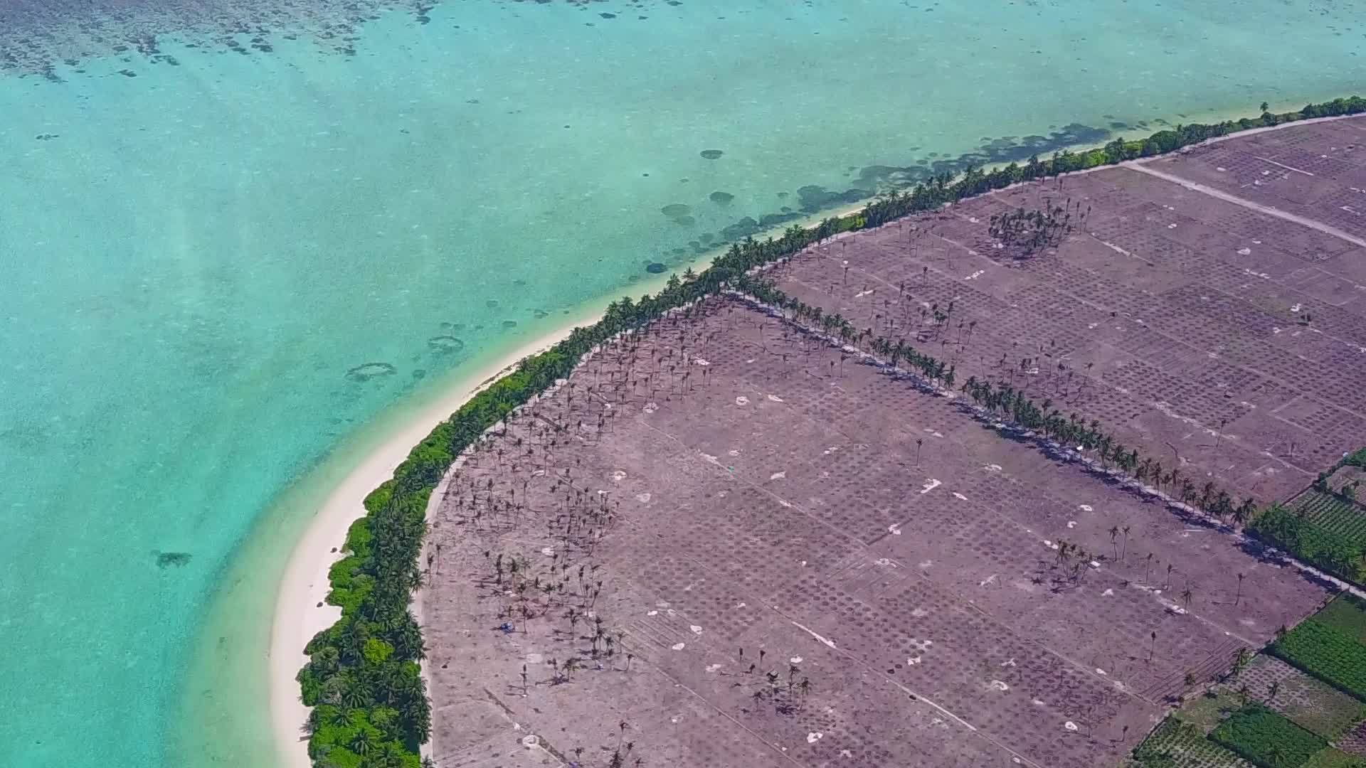 在水蓝海和白色海滩的背景下豪华度假村海滩空中景观视频的预览图