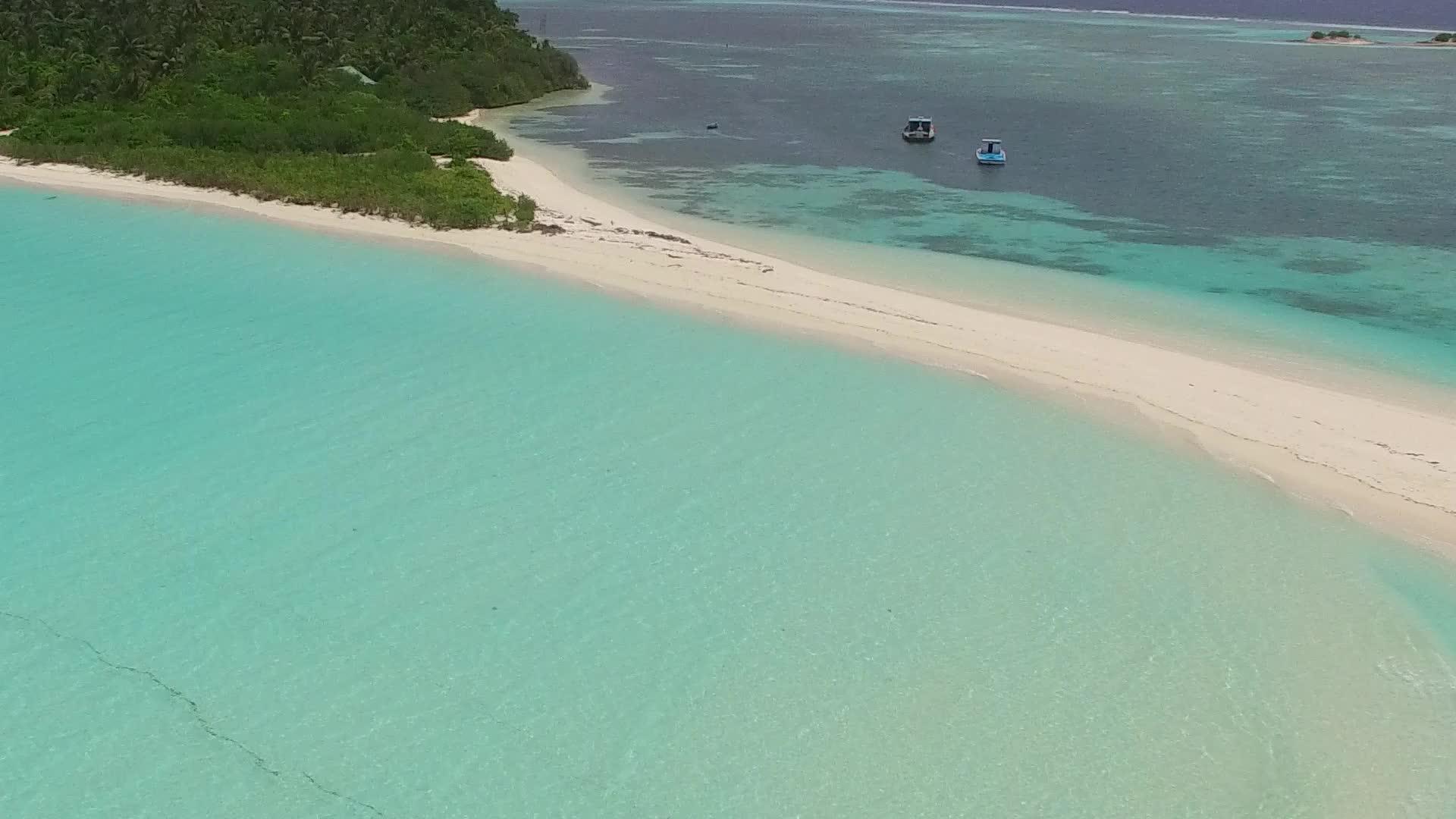 清澈的海洋和宁静的岛屿的白色海滩视频的预览图