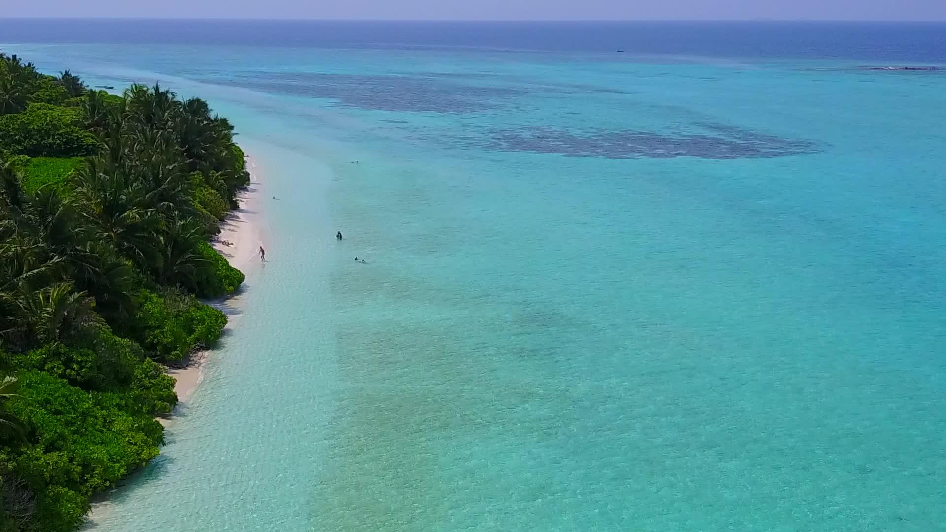 水蓝色海洋和白色海滩背景下的完美度假海滩度假无人机视频的预览图