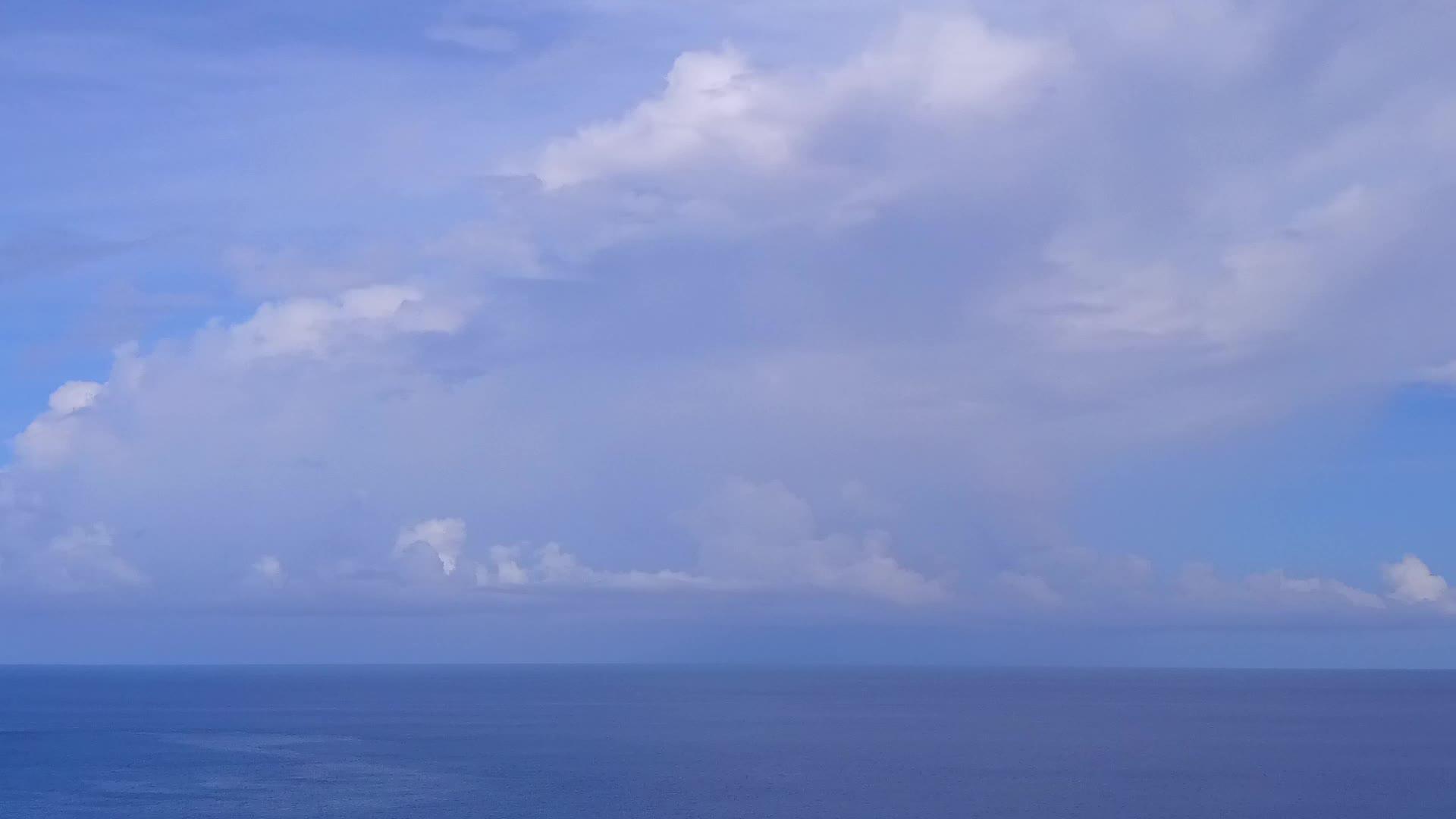 蓝色海洋和白色沙底蓝色背景的海滨之旅视频的预览图