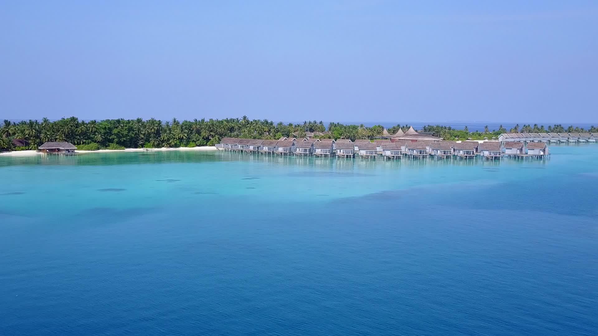 以蓝色环礁湖为例以白色沙土为背景放松海岸线海滩航程视频的预览图