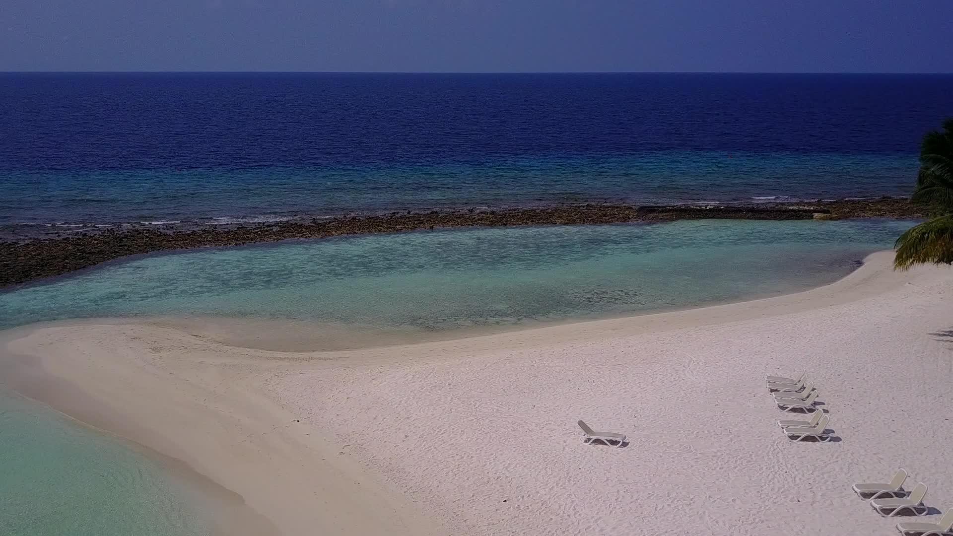 透明清洁环礁湖的沙土背景视频的预览图