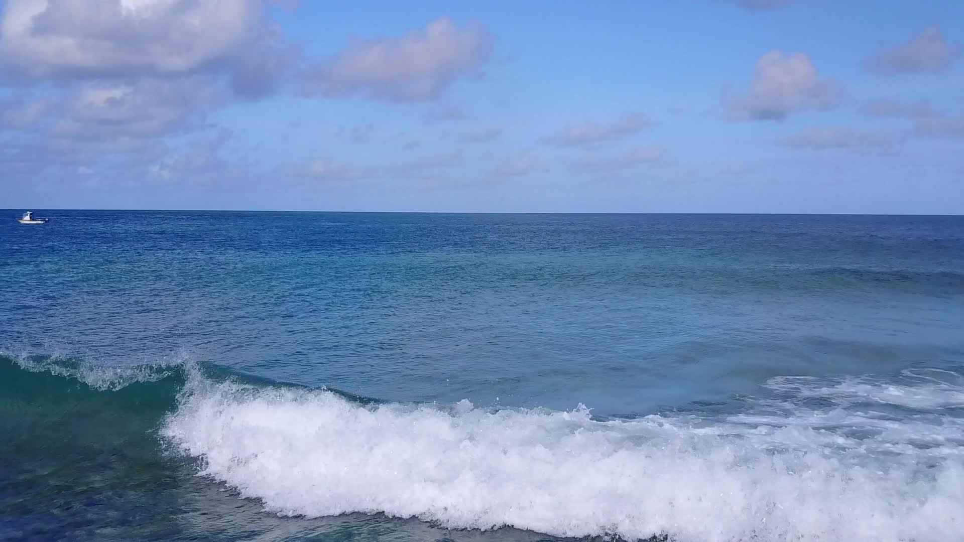 以浅海和白沙为背景的宁静度假胜地海滩视频的预览图