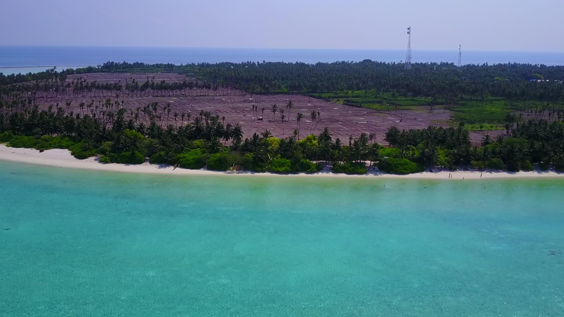 清澈的海洋和宁静的岛屿的白色海滩视频的预览图