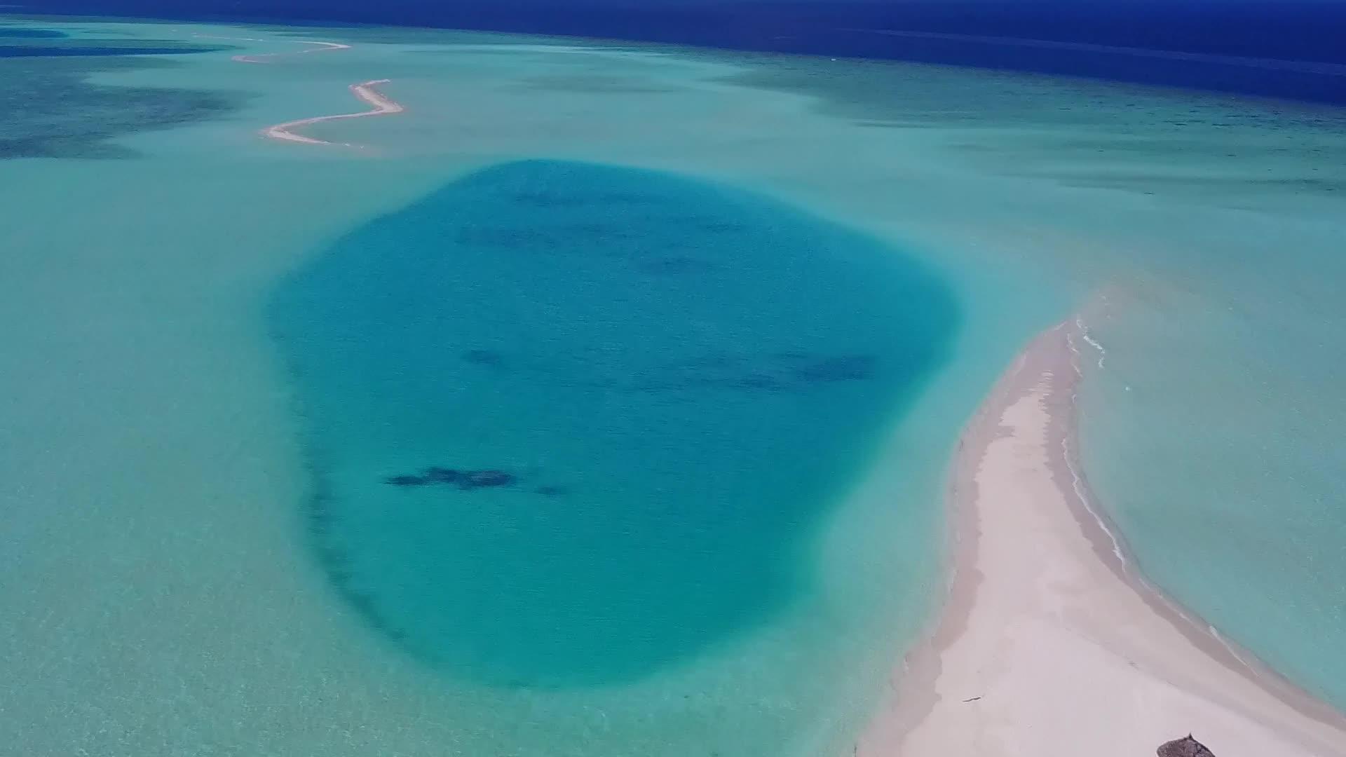豪华海岸海滩旅游空中无人驾驶飞机飞行视频的预览图