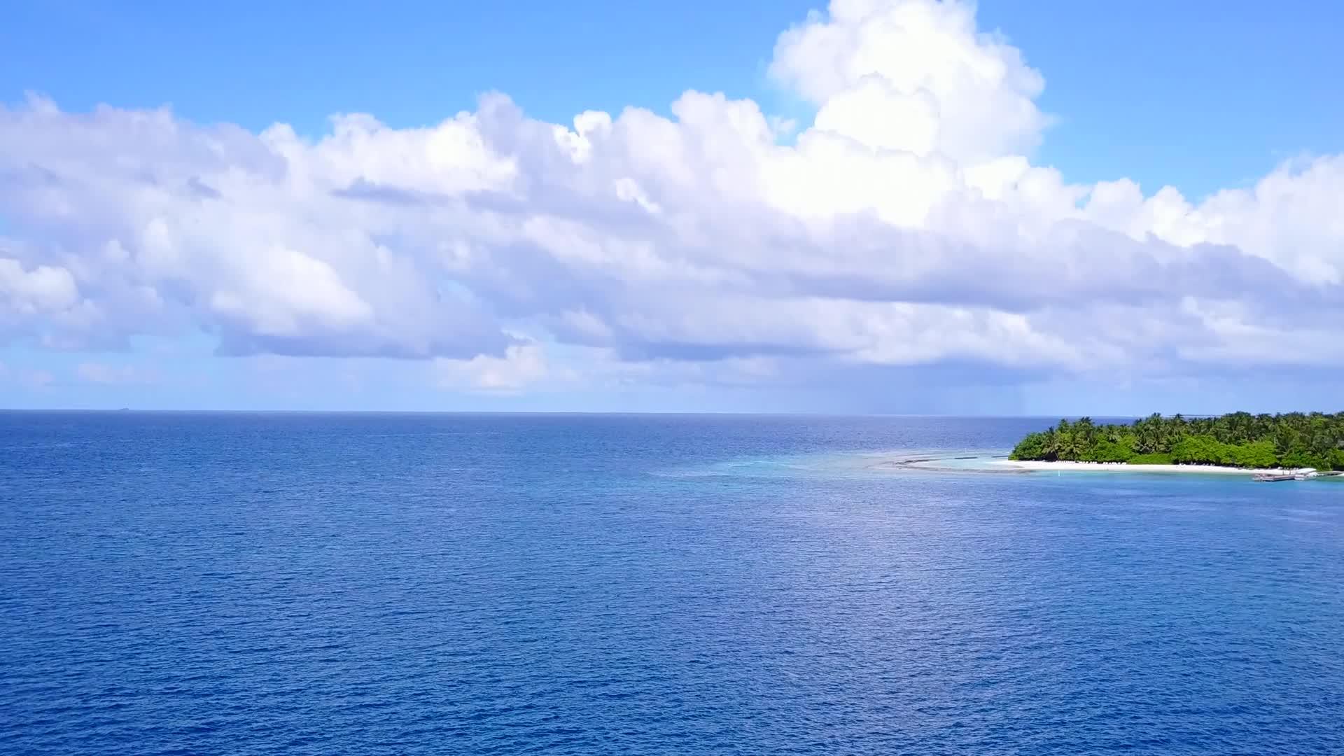 在蓝色水和白色沙子的背景下豪华海滩度假的无人机景观纹理视频的预览图