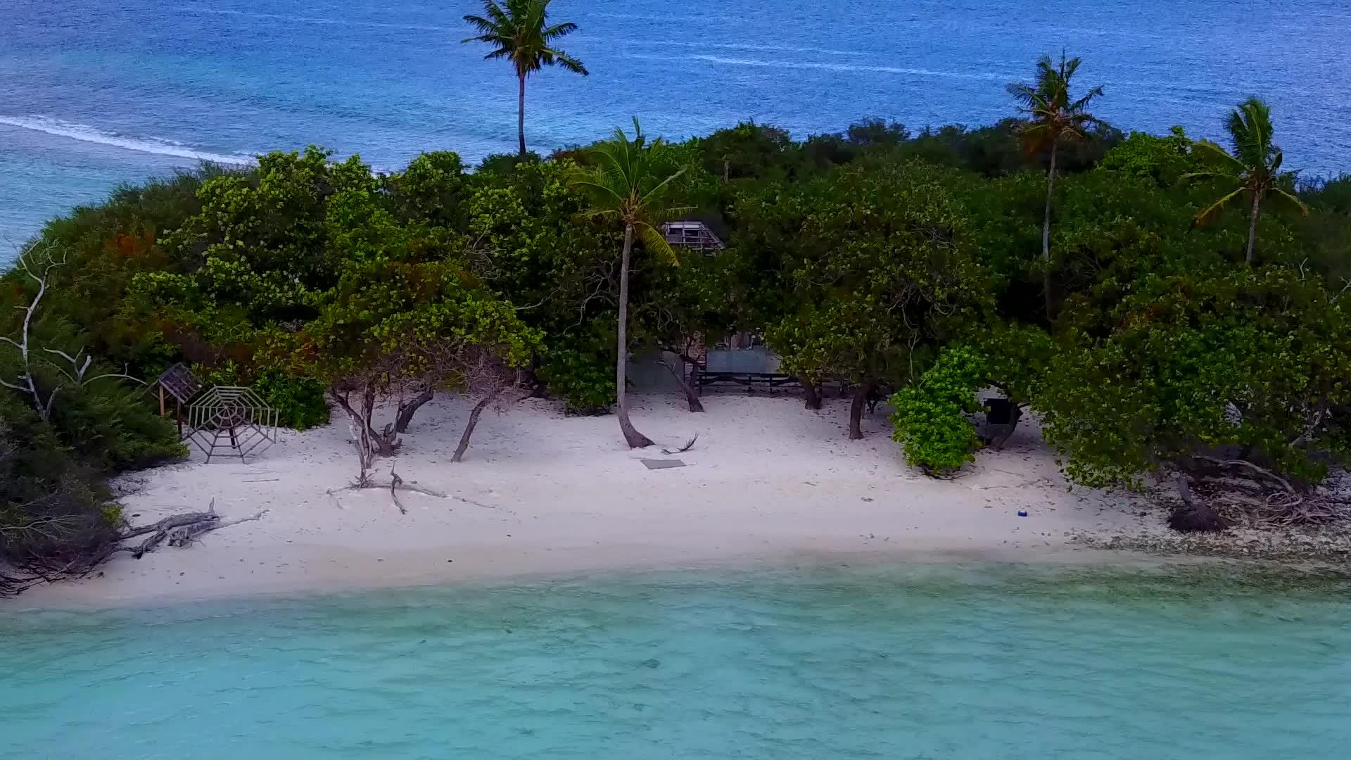 浅环礁湖和白色沙滩的背景视频的预览图
