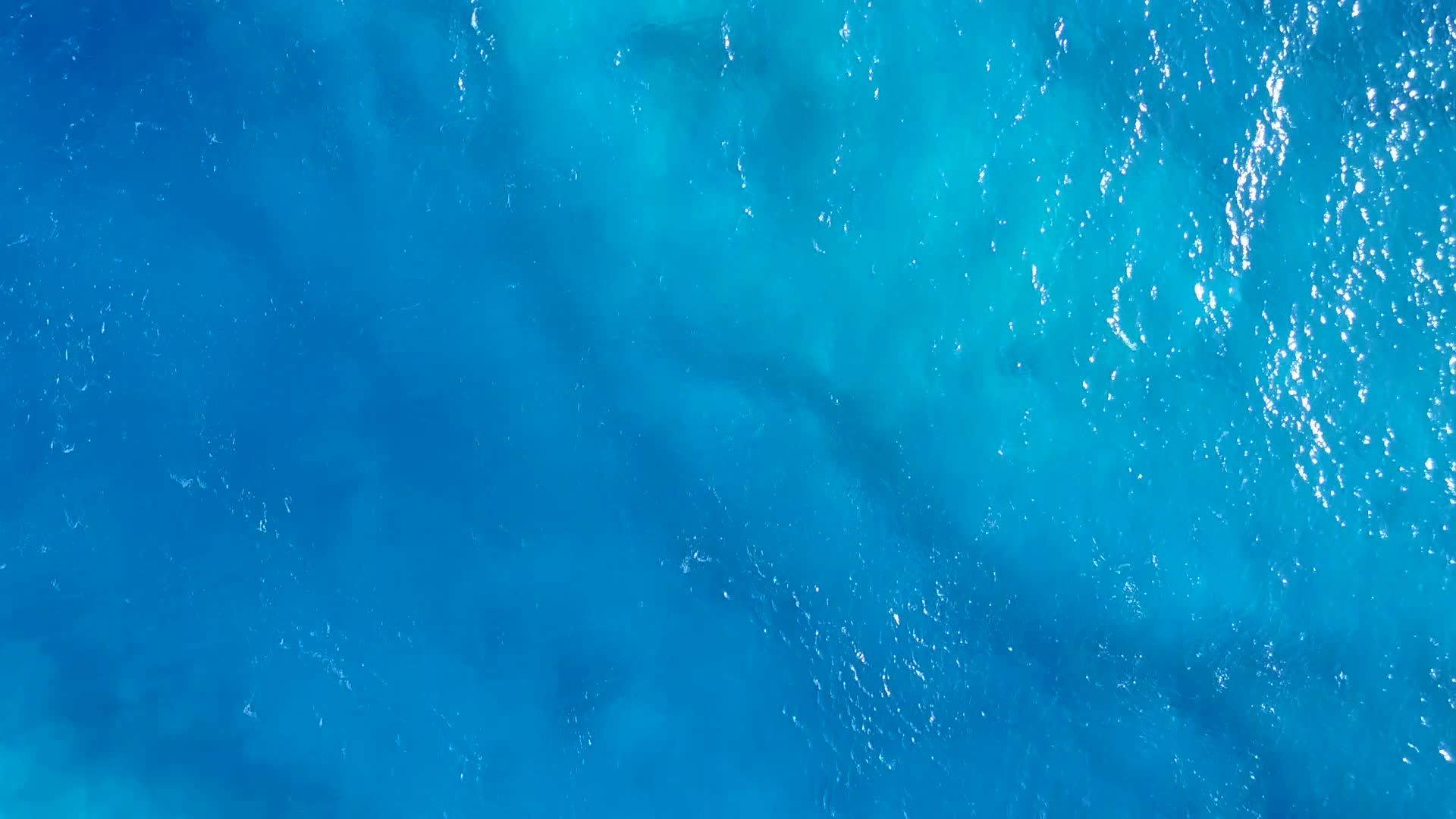 异国无人驾驶飞机以透明的海面和白色沙滩为背景视频的预览图