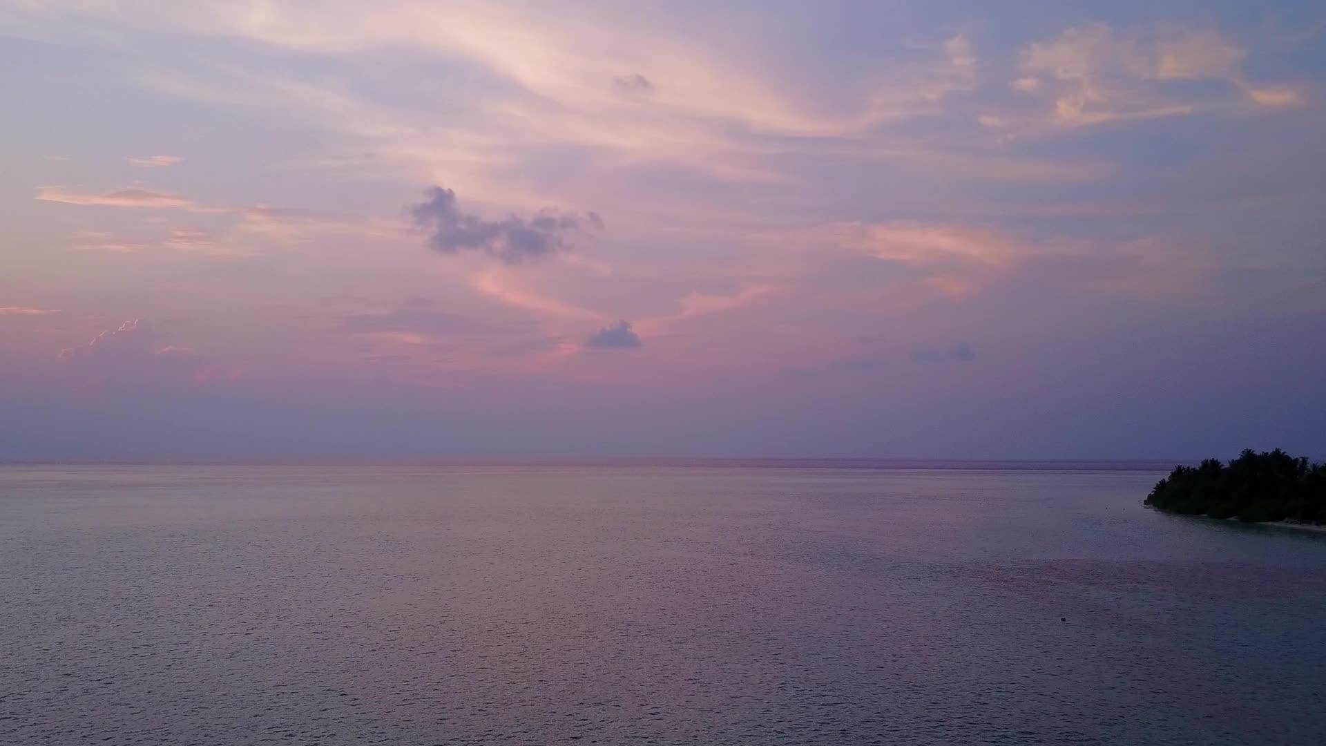 白沙背景清澈海洋完美海滩旅行无人机空中纹理视频的预览图