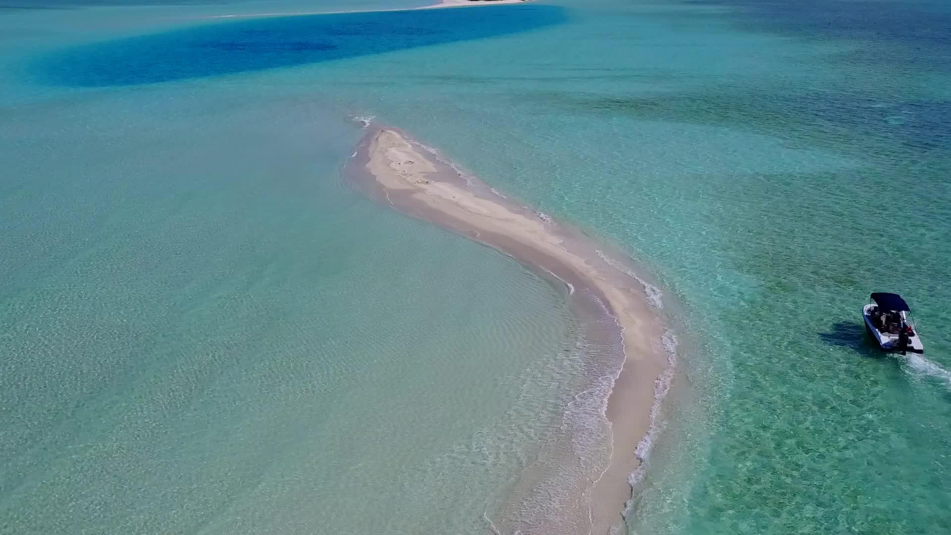 异国情调的海滩生活方式的无人机天空由水蓝色组成视频的预览图