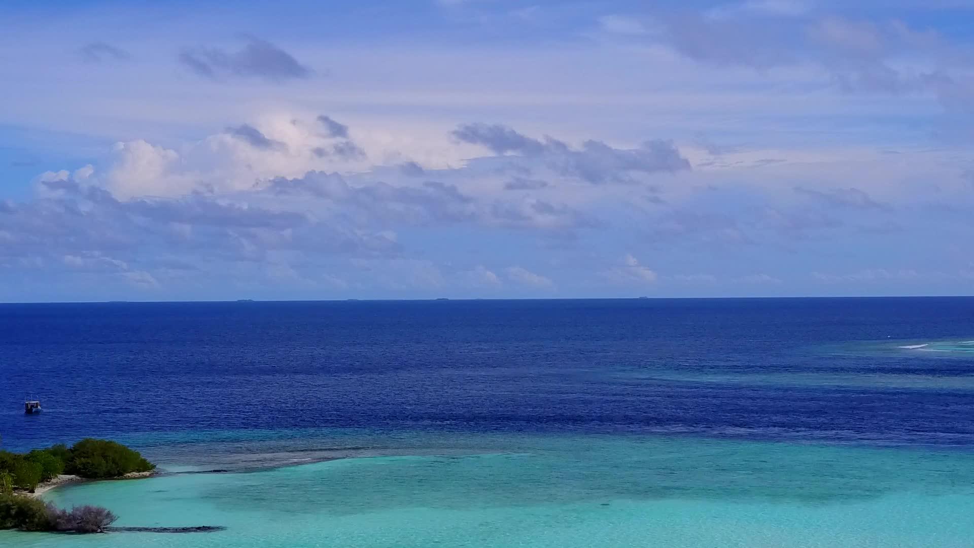 蓝绿色环礁湖和白色沙滩背景下宁静的海滨海滩断裂视频的预览图